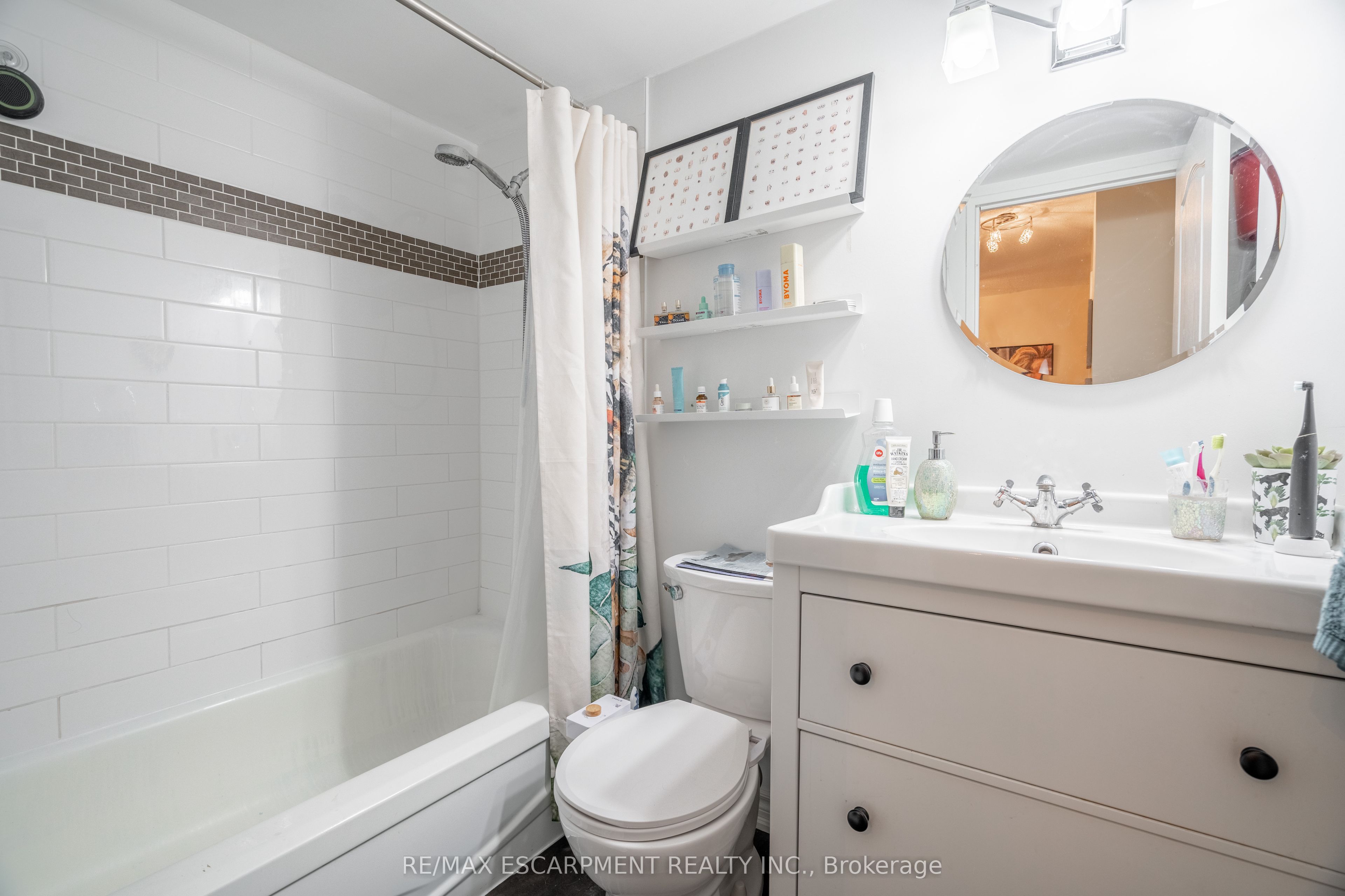 #413 - 10 John Street Property Photo 16