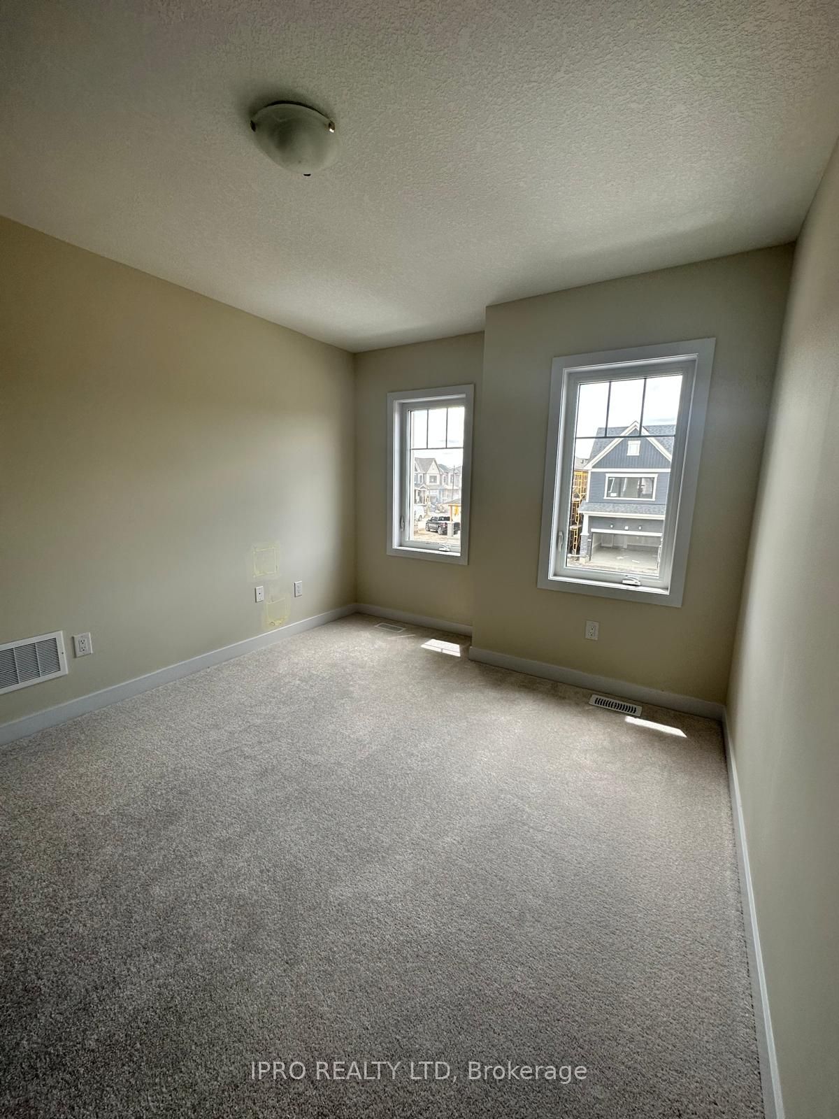 33 Basswood Crescent N Property Photo 14