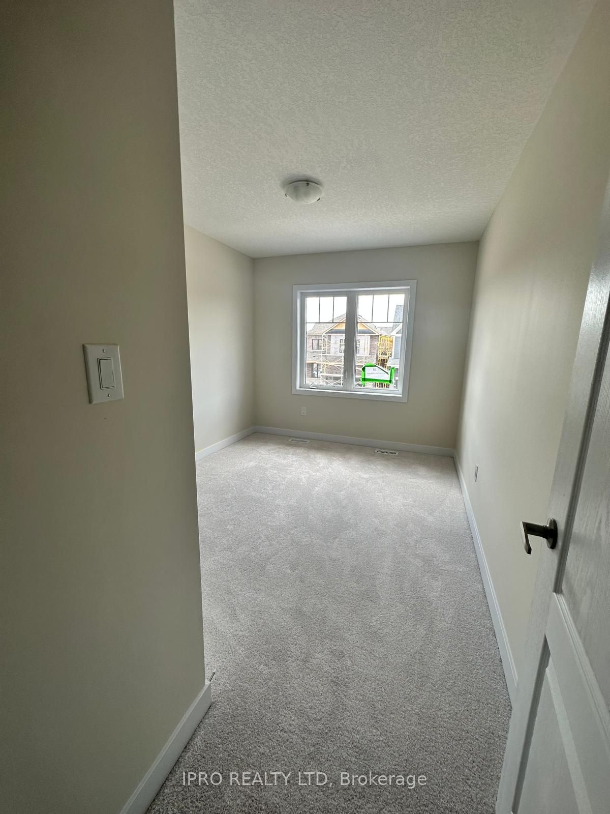 33 Basswood Crescent N Property Photo 17