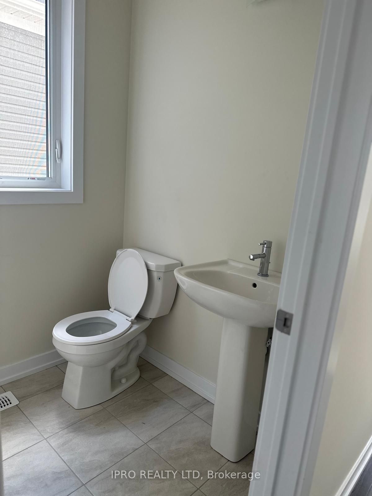 33 Basswood Crescent N Property Photo 20
