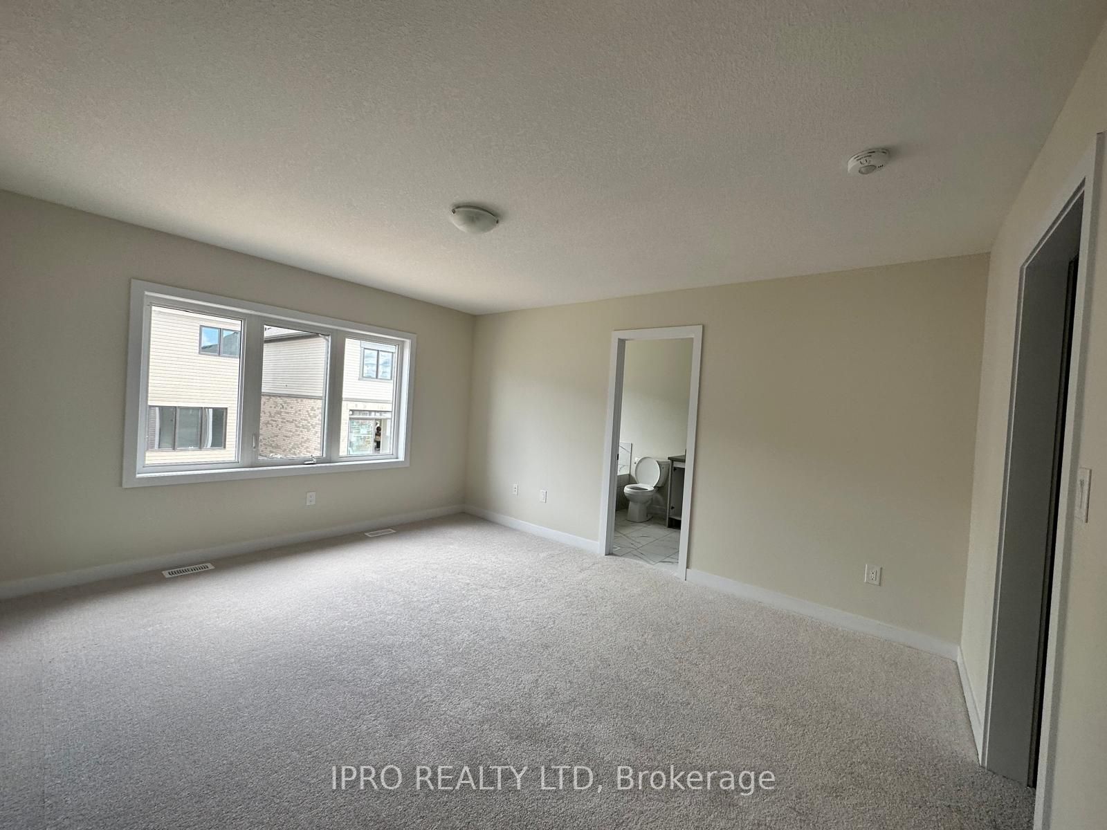 33 Basswood Crescent N Property Photo 22
