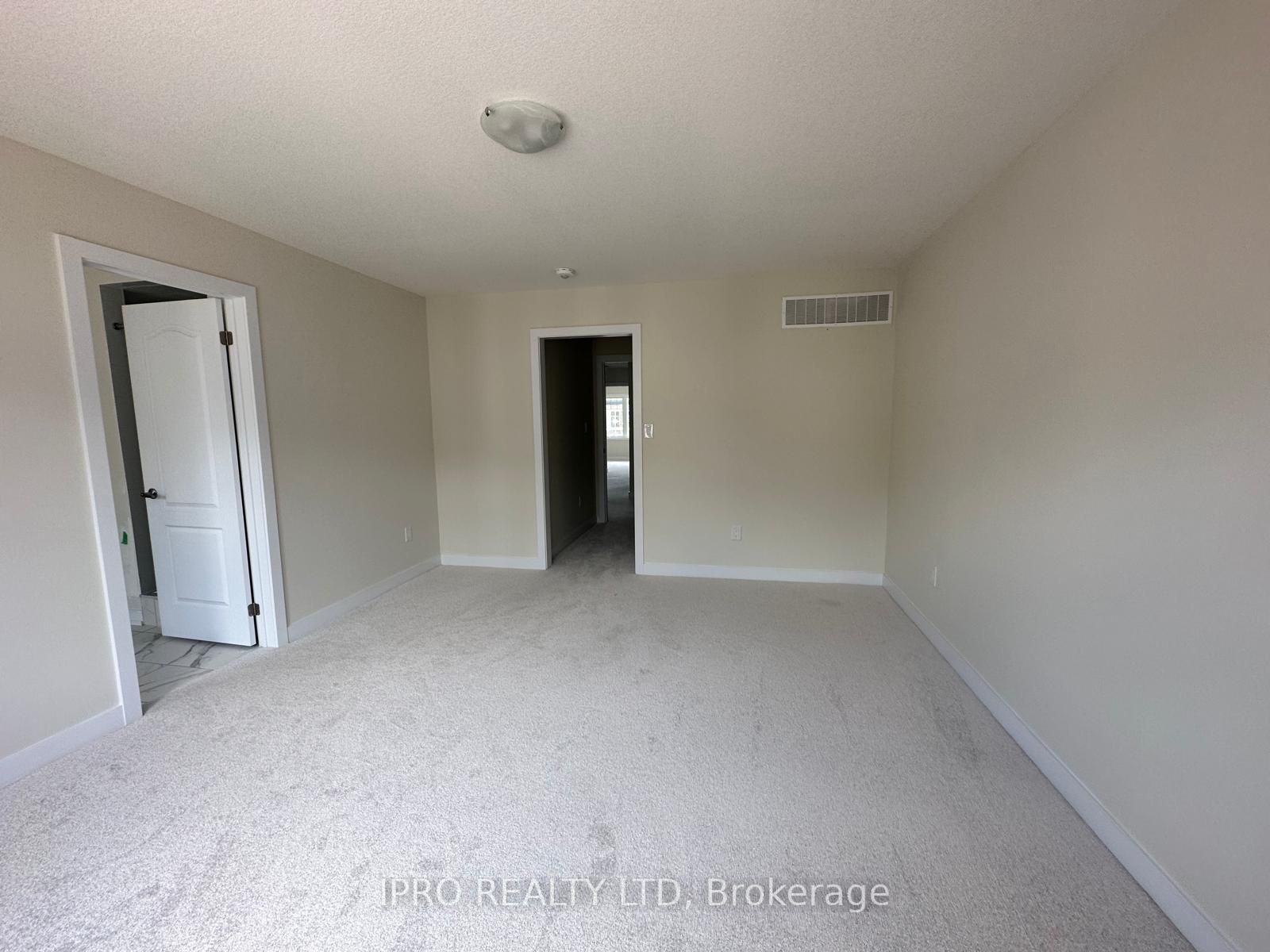 33 Basswood Crescent N Property Photo 23