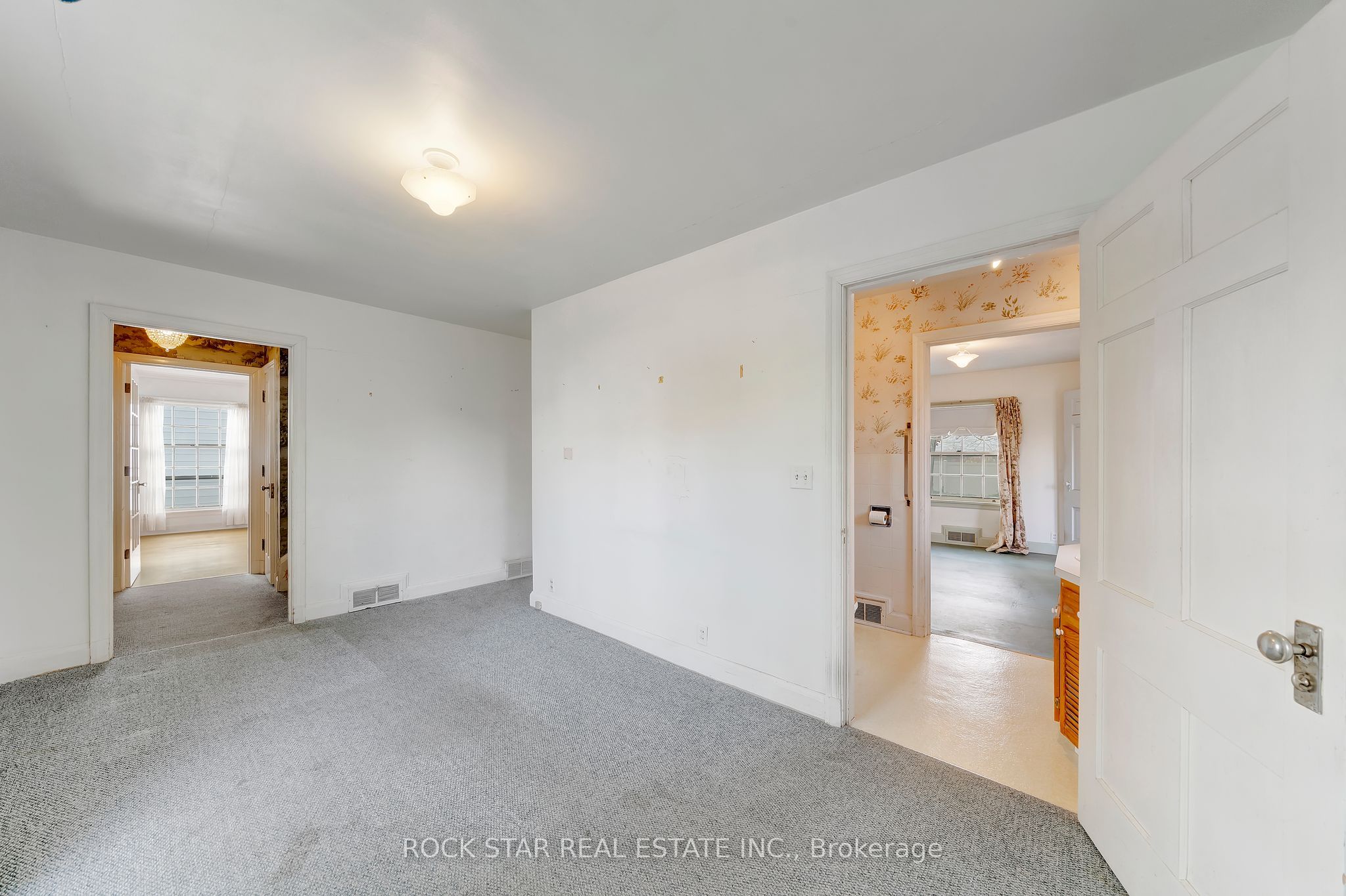 80 South Drive Property Photo 11