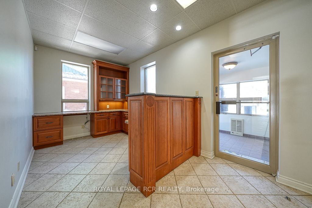 590 Adelaide Street Property Photo 2