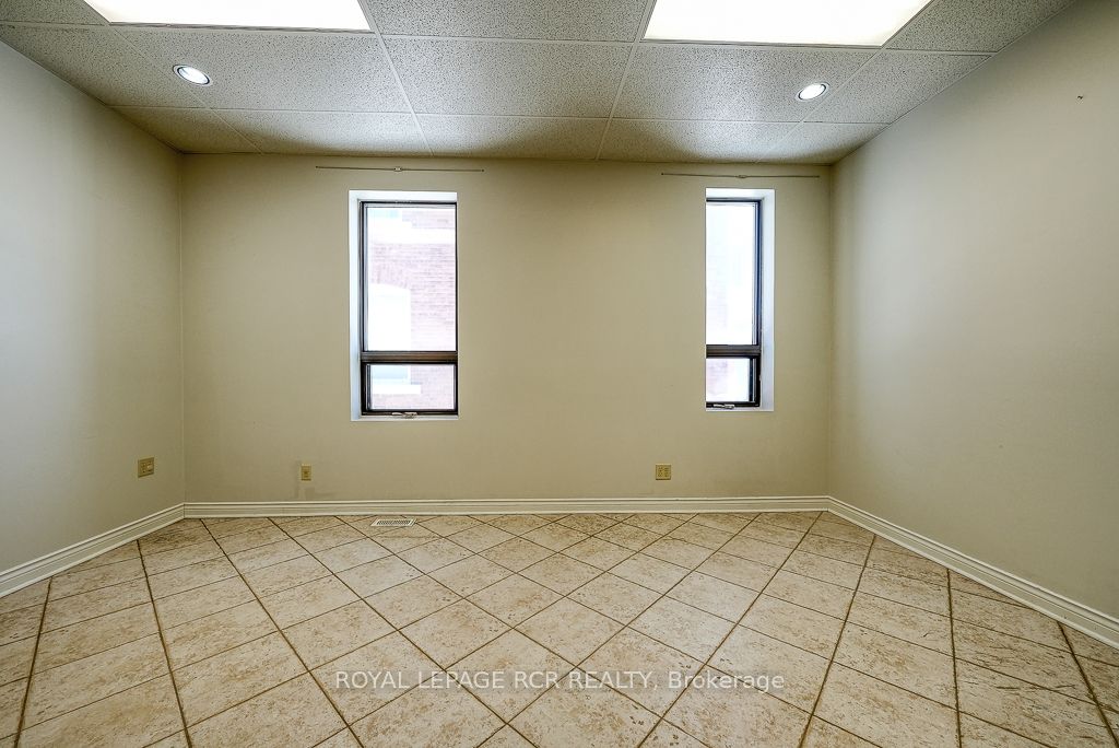 590 Adelaide Street Property Photo 8