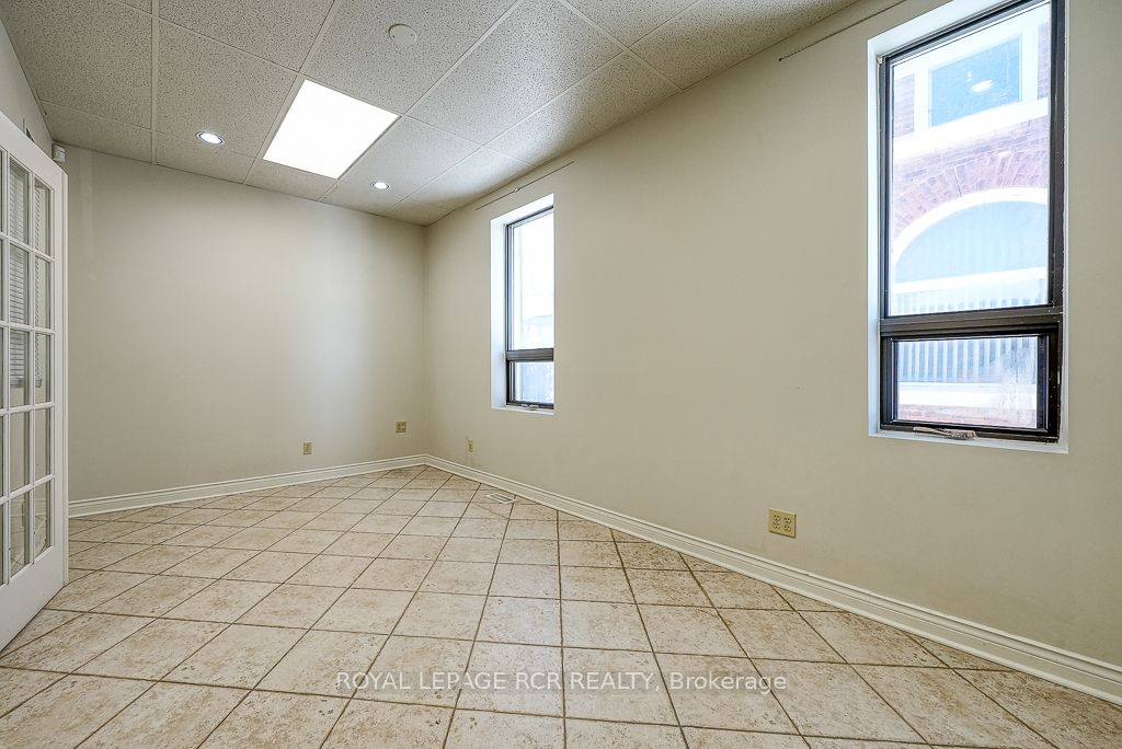 590 Adelaide Street Property Photo 9