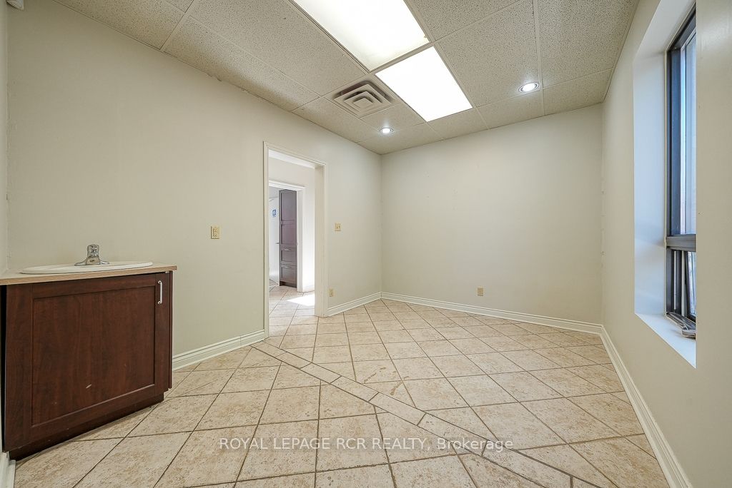 590 Adelaide Street Property Photo 11