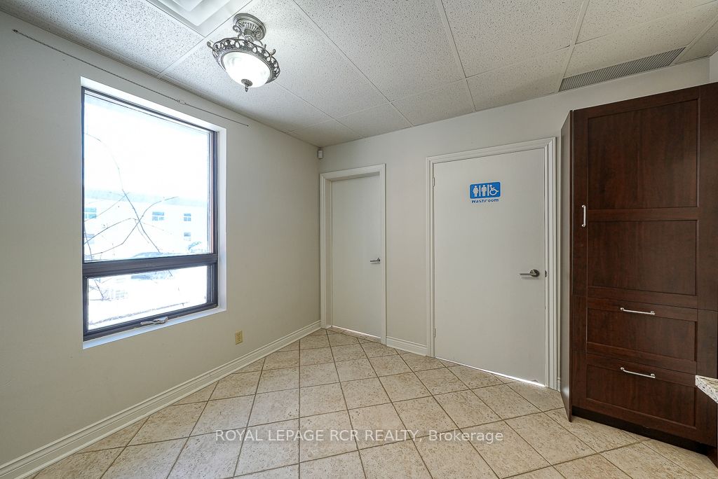 590 Adelaide Street Property Photo 14