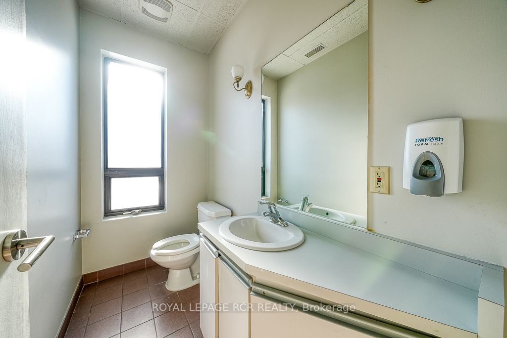 590 Adelaide Street Property Photo 15
