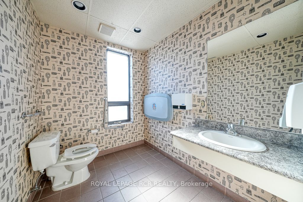 590 Adelaide Street Property Photo 16