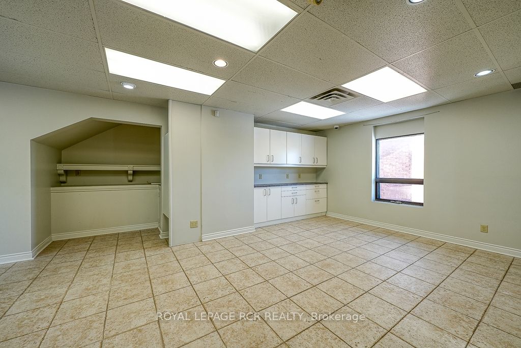 590 Adelaide Street Property Photo 18