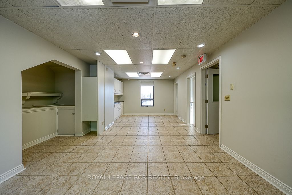 590 Adelaide Street Property Photo 20