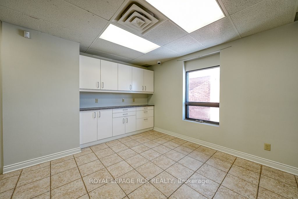 590 Adelaide Street Property Photo 21