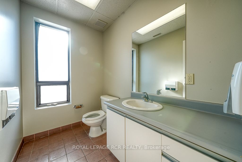 590 Adelaide Street Property Photo 22