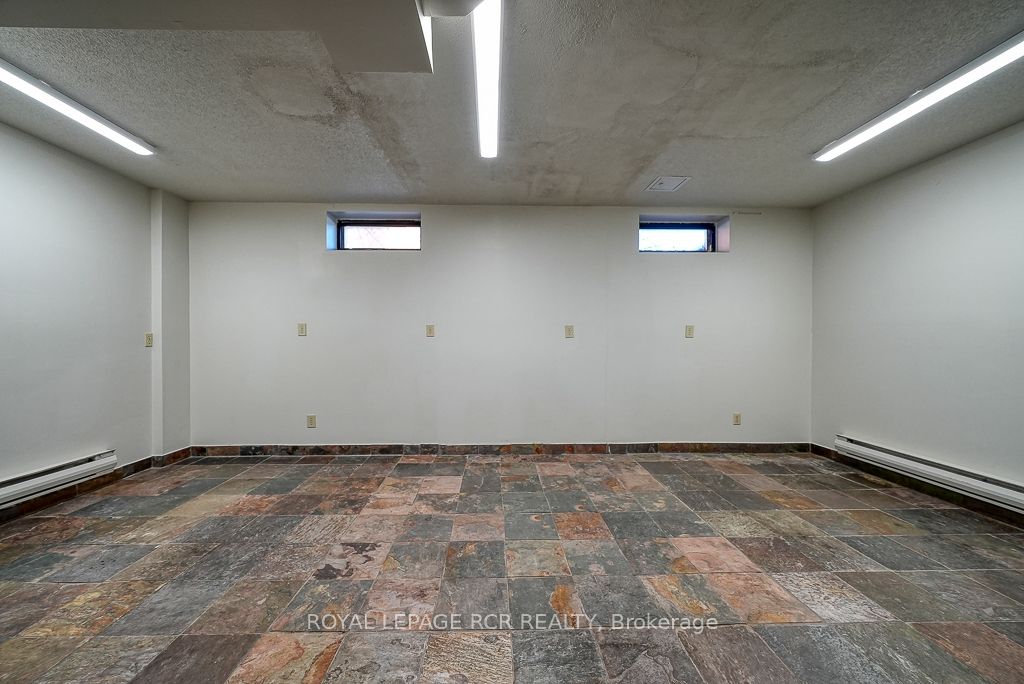 590 Adelaide Street Property Photo 25