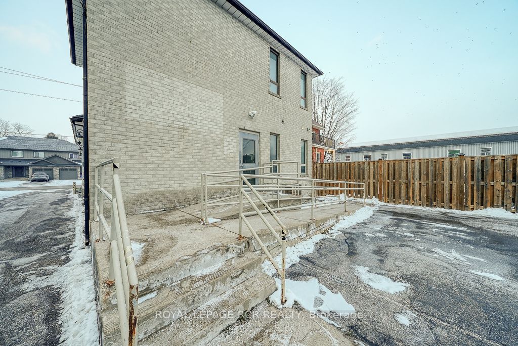 590 Adelaide Street Property Photo 31