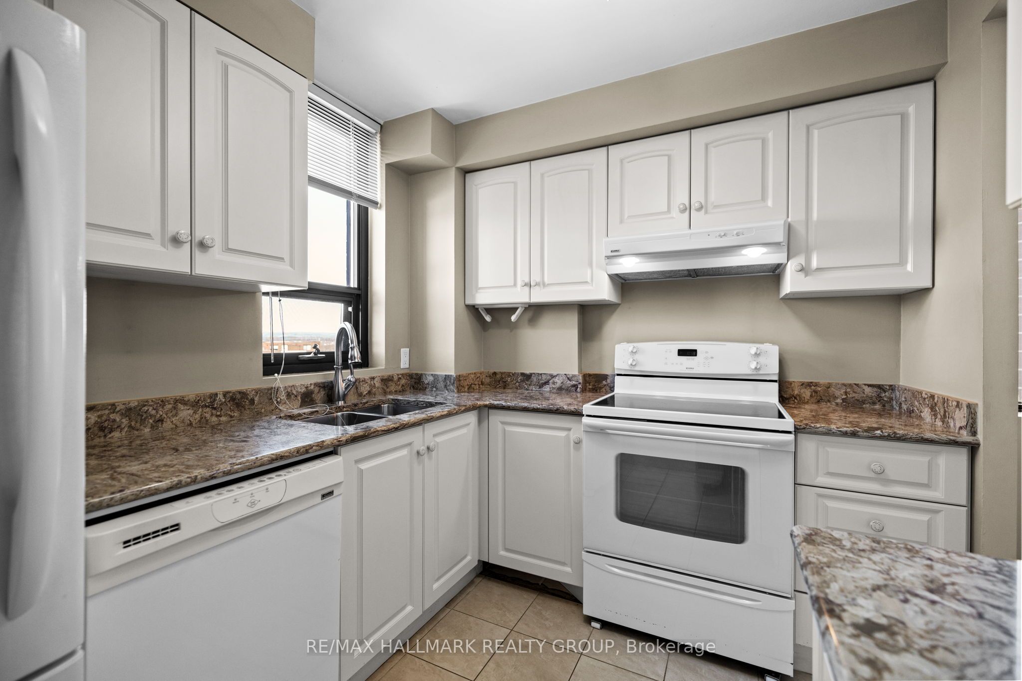 #1003 - 2871 Richmond Road Property Photo 16