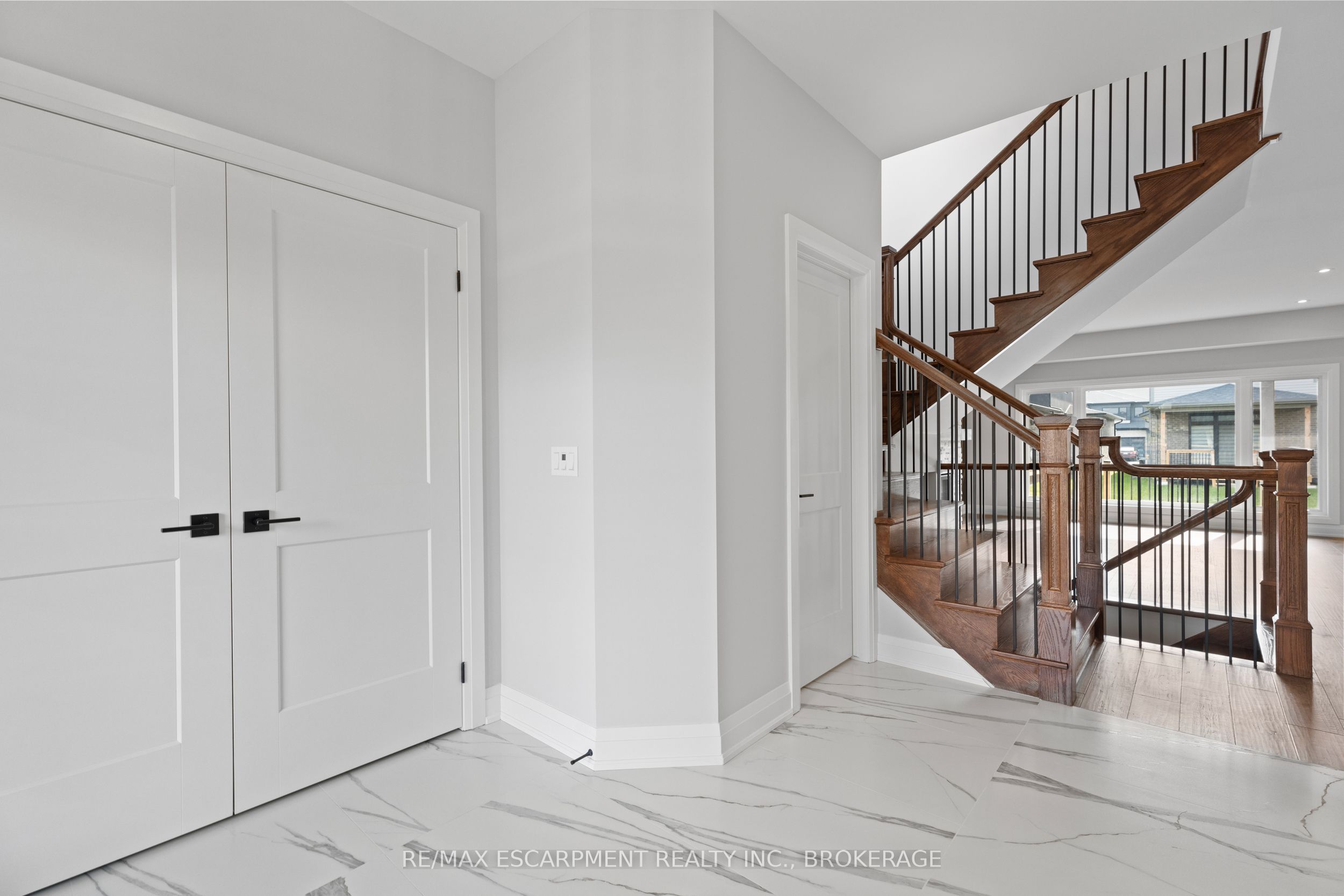 7346 Sherrilee Crescent Property Photo 6