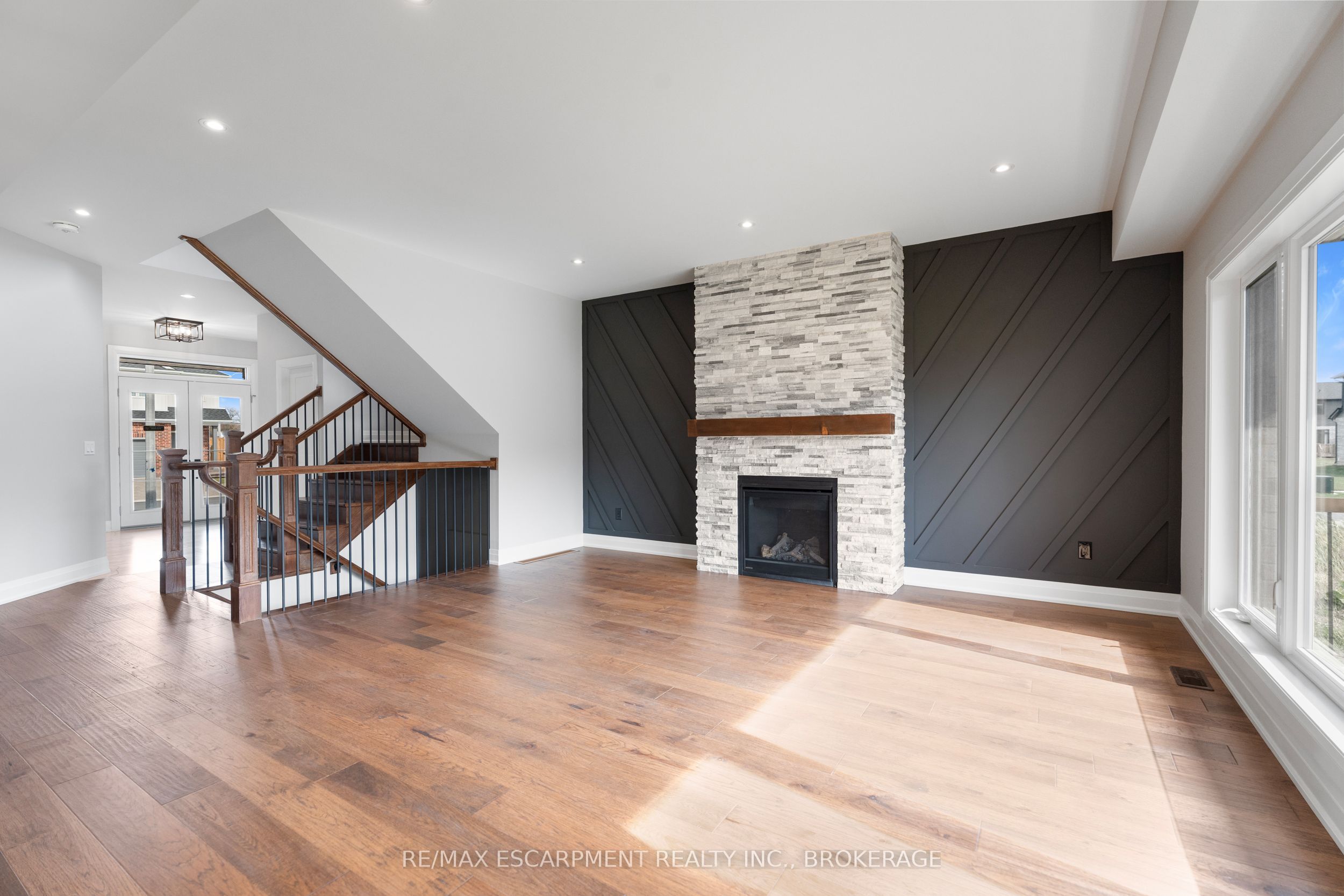 7346 Sherrilee Crescent Property Photo 11