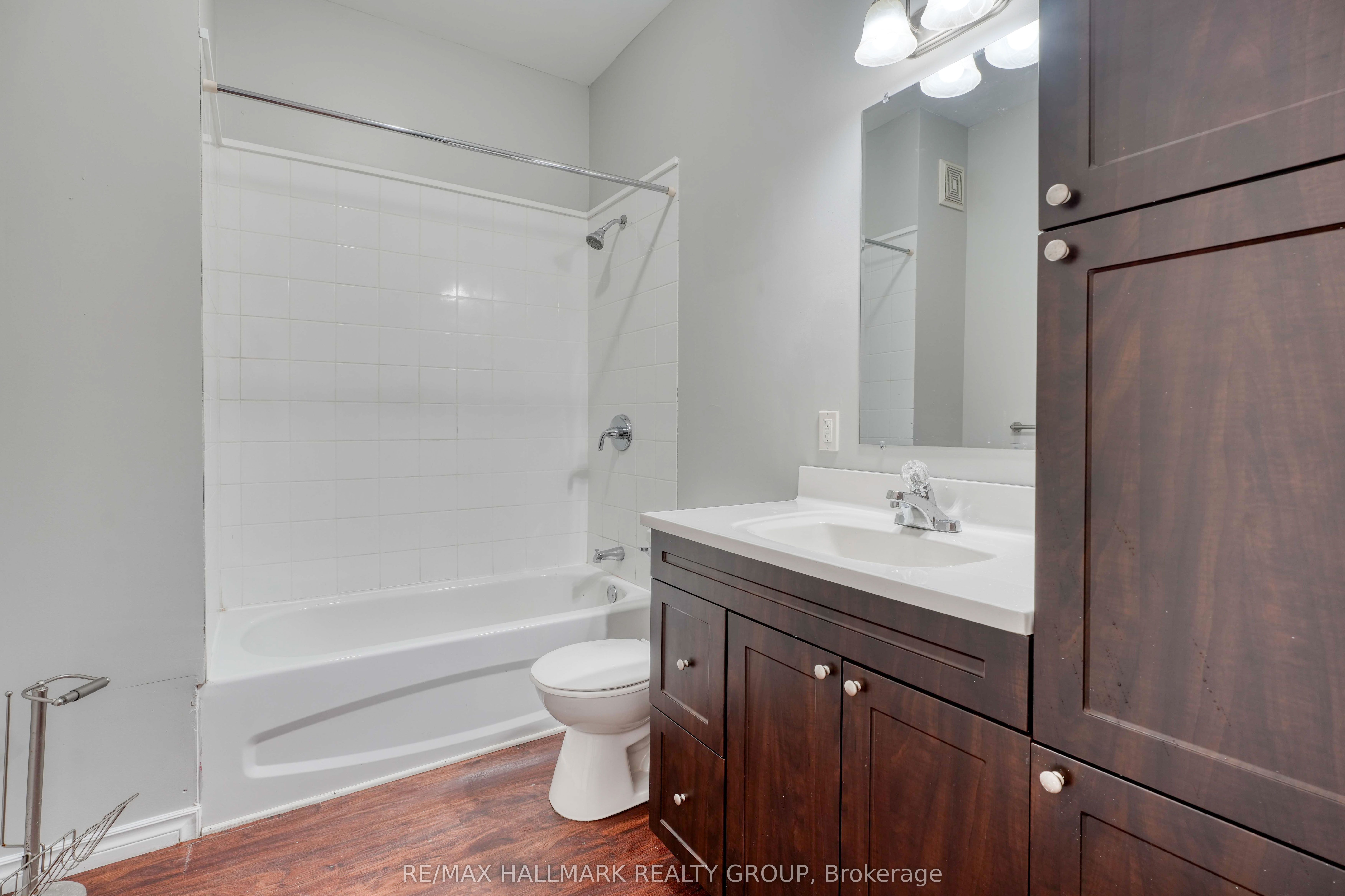 2084 Dundas Street Property Photo 5