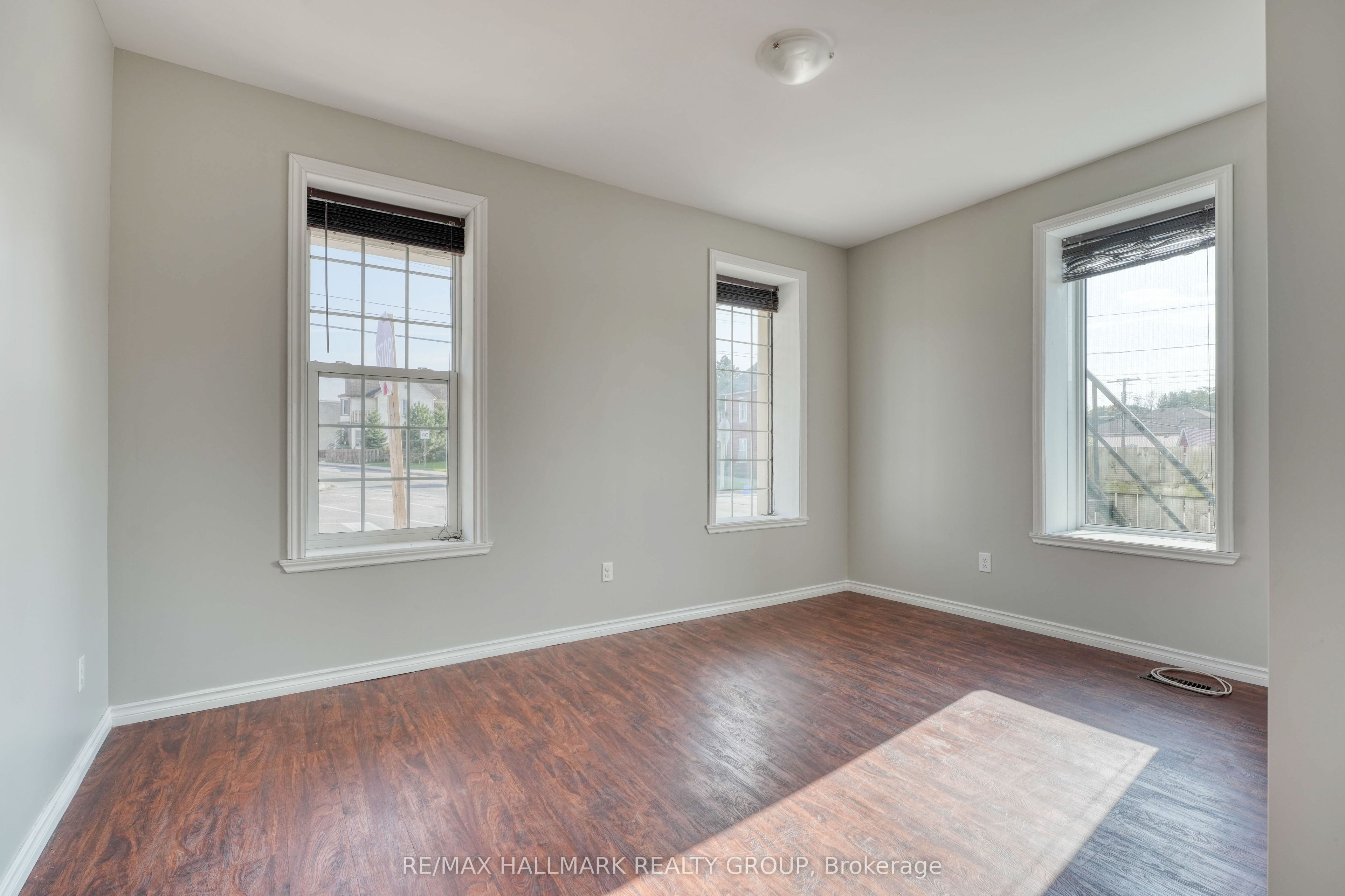 2084 Dundas Street Property Photo 6