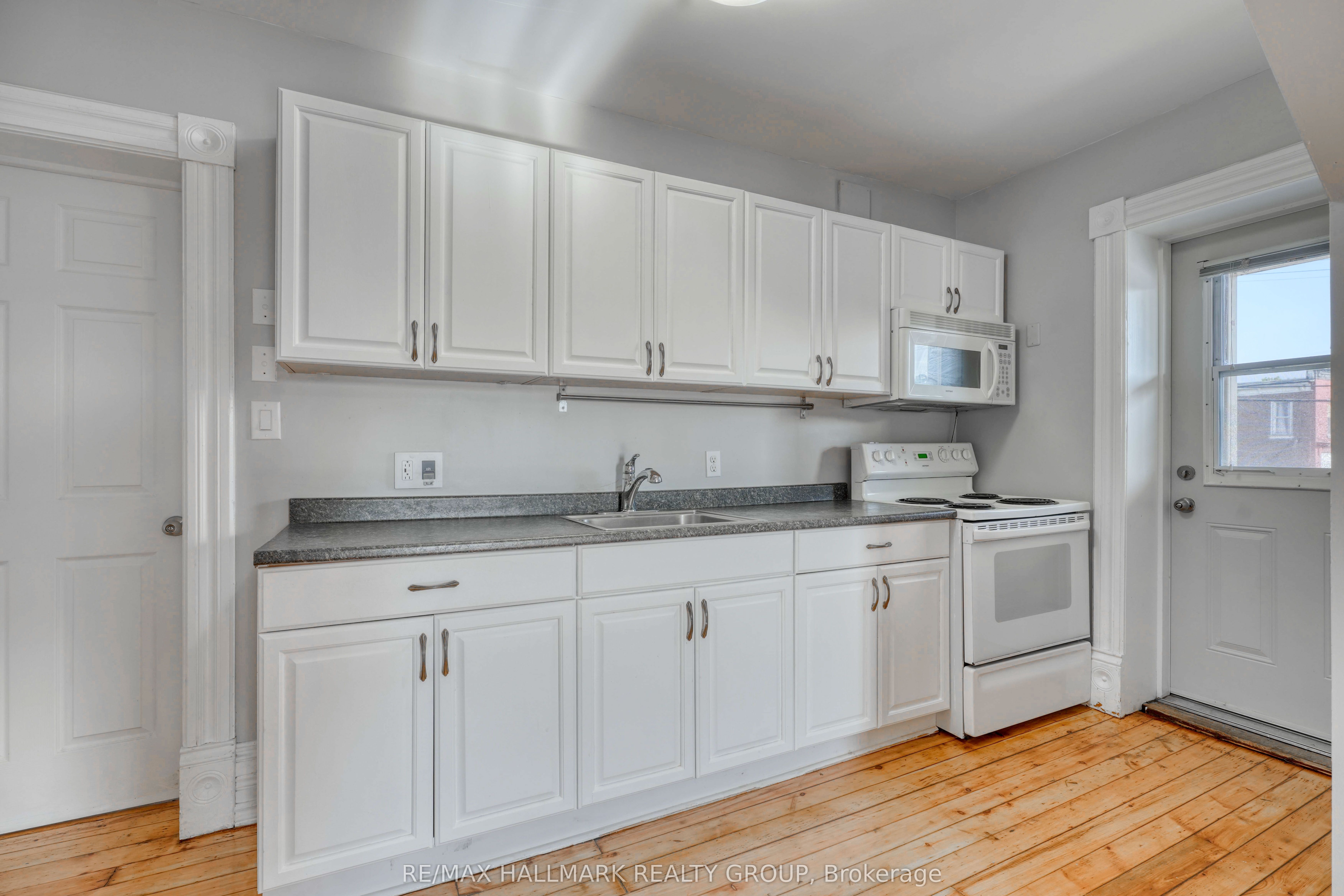 2084 Dundas Street Property Photo 7