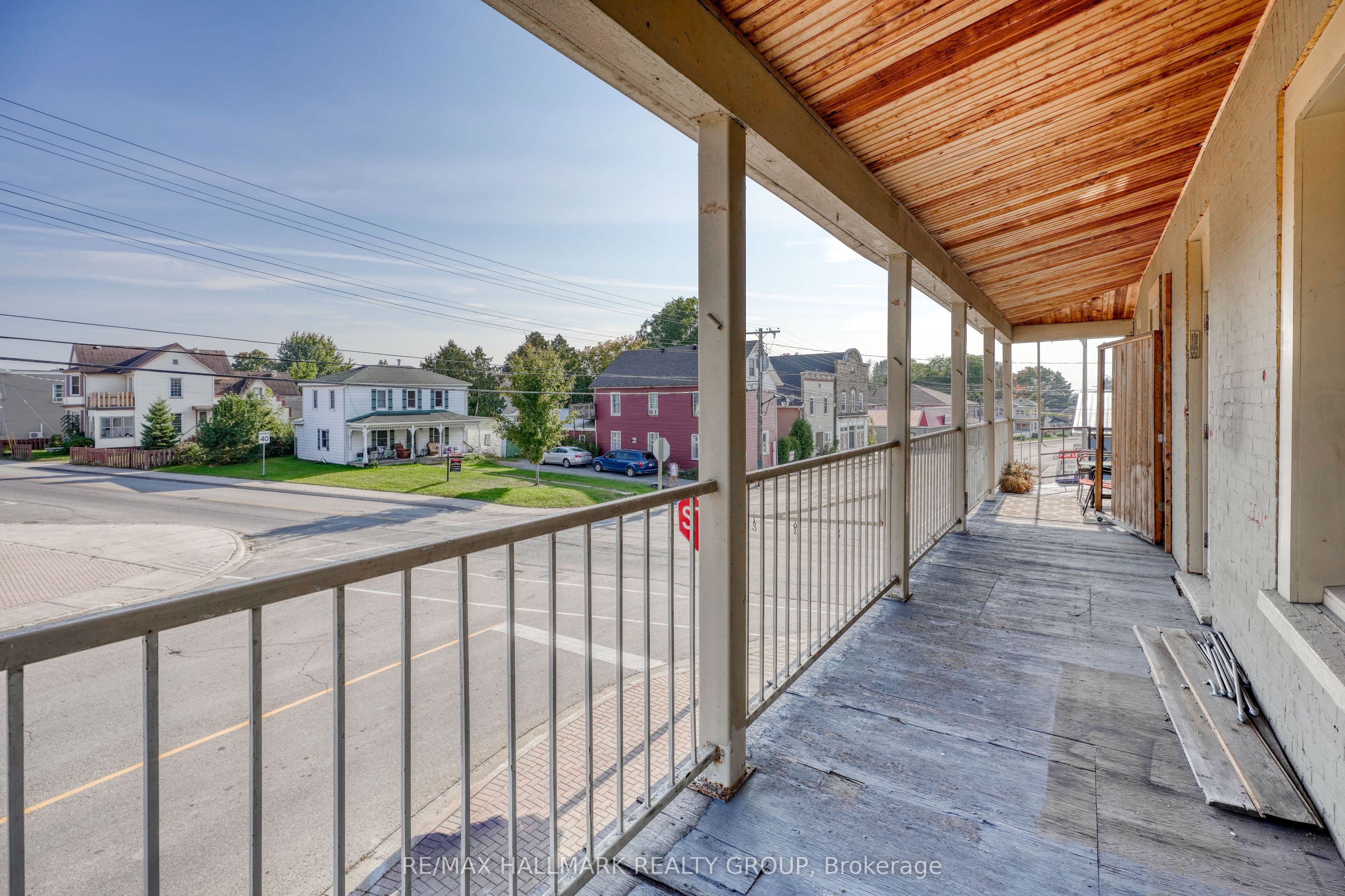 2084 Dundas Street Property Photo 8