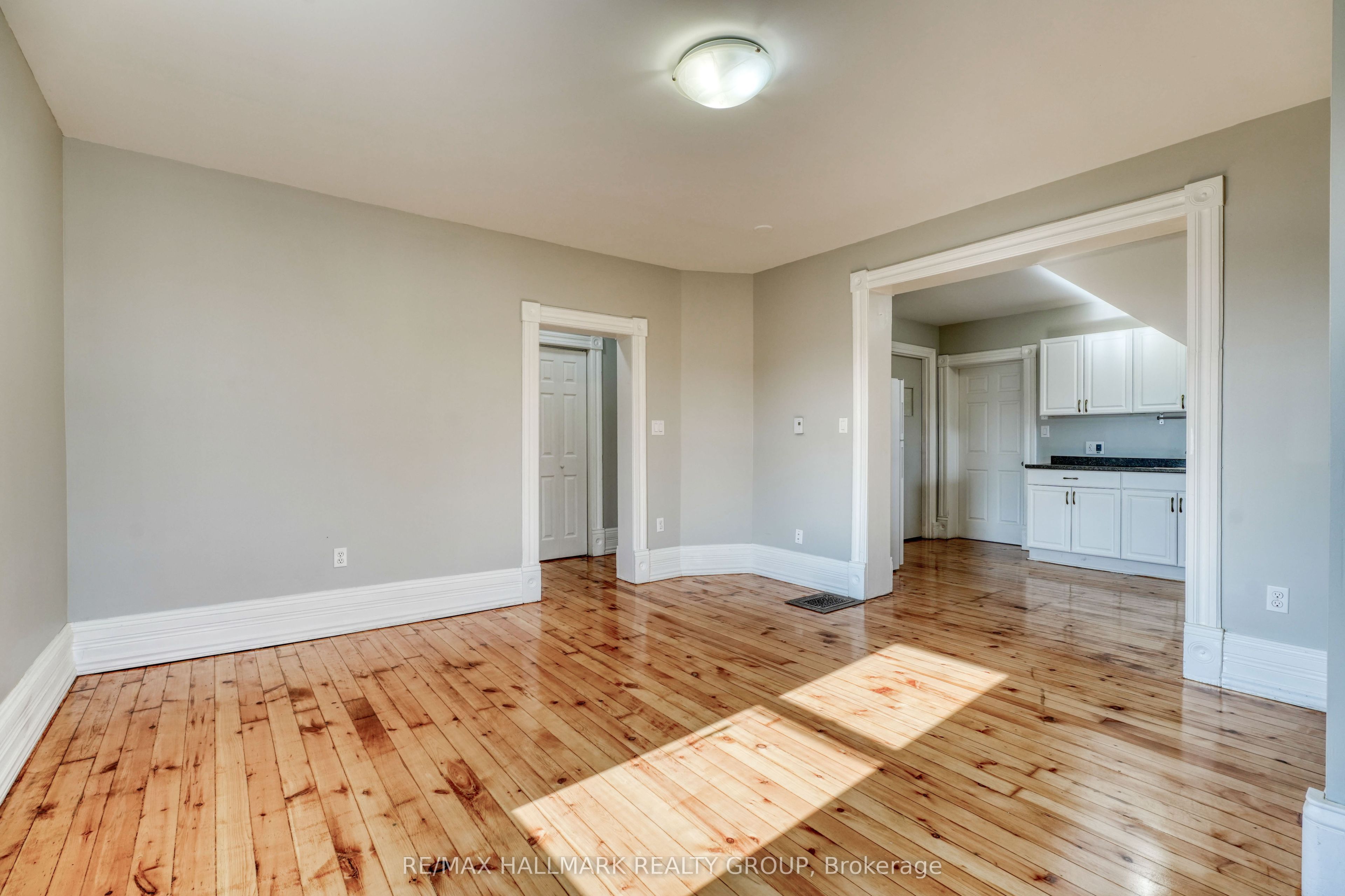 2084 Dundas Street Property Photo 9