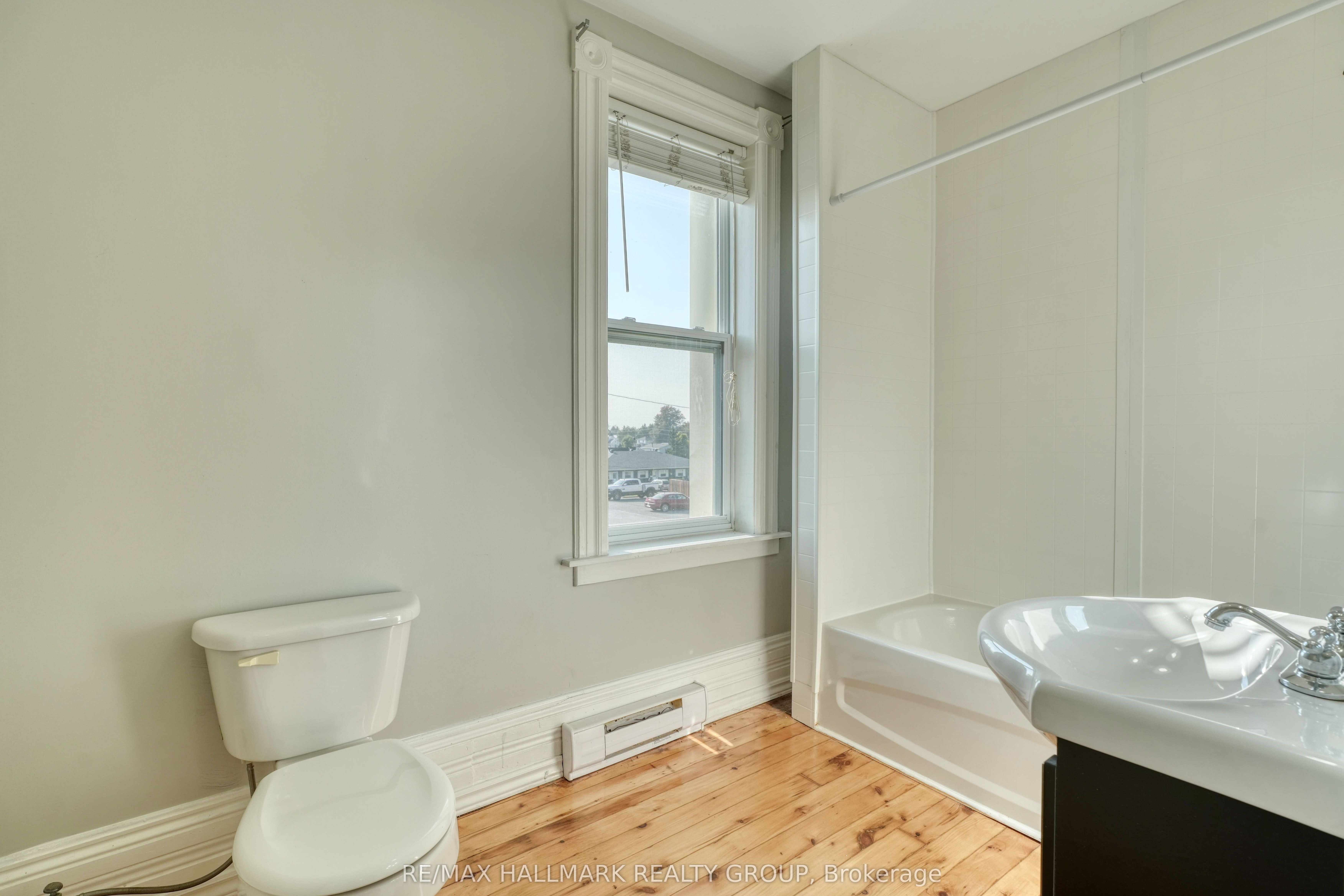 2084 Dundas Street Property Photo 10