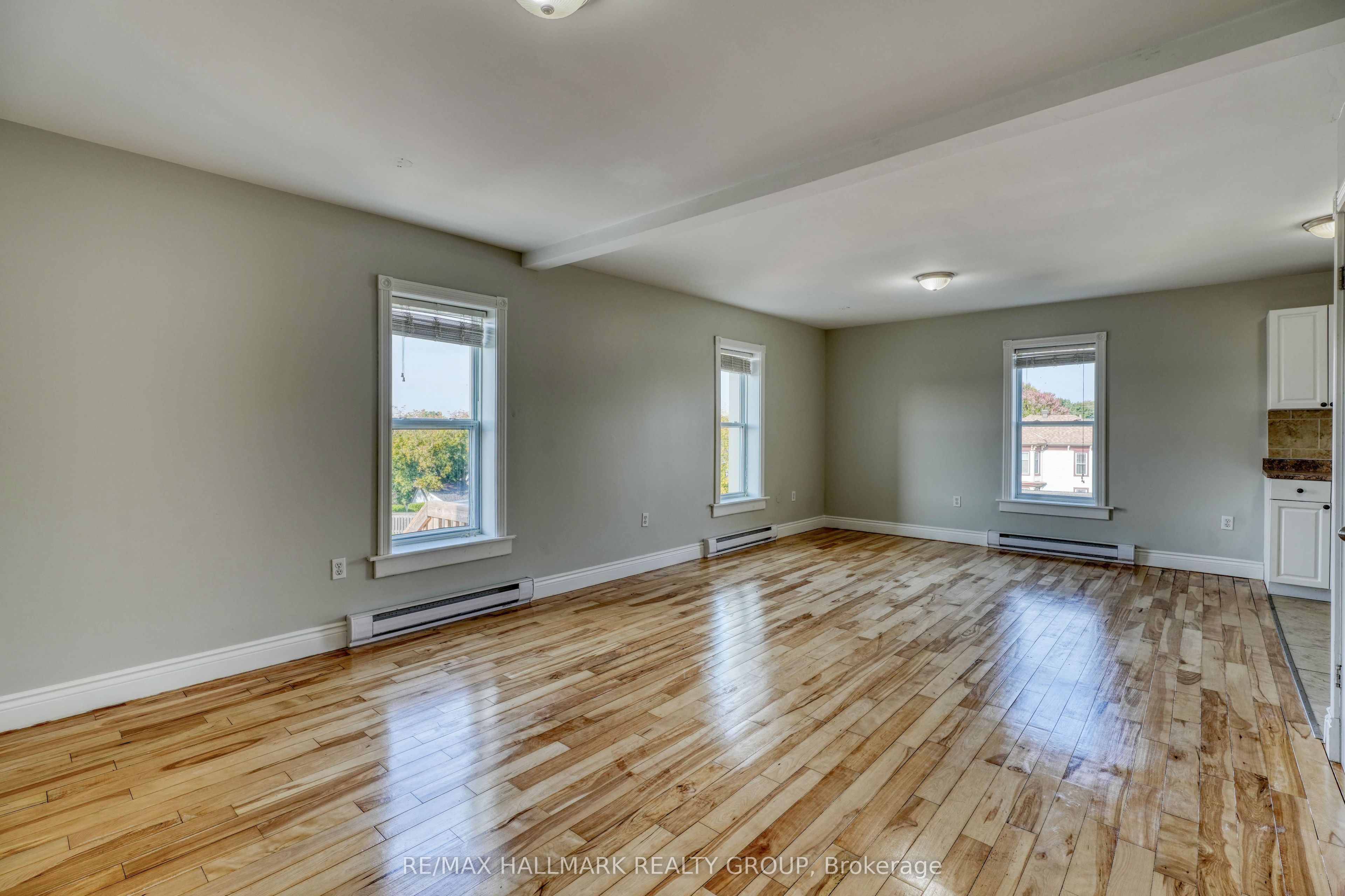 2084 Dundas Street Property Photo 12