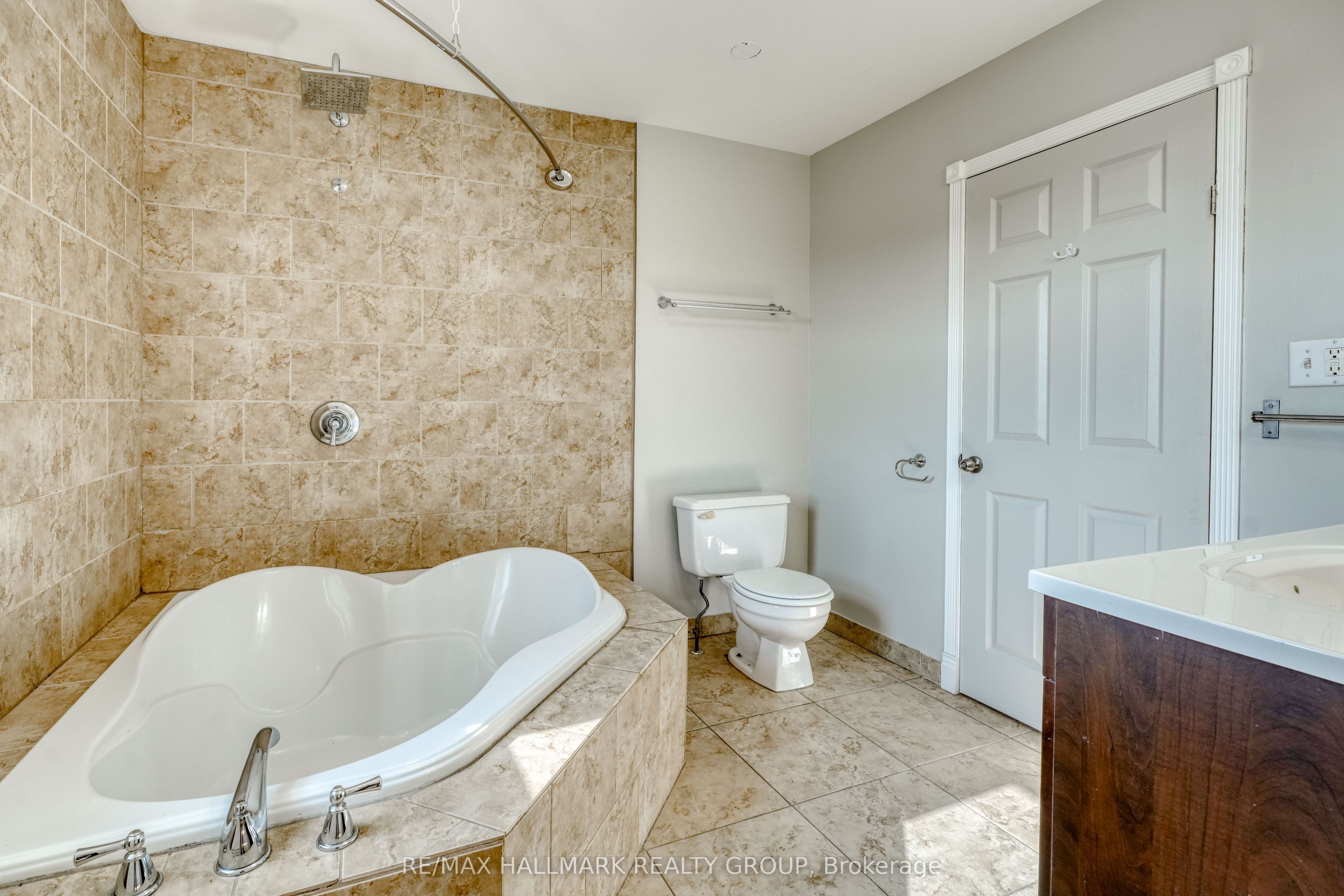 2084 Dundas Street Property Photo 14