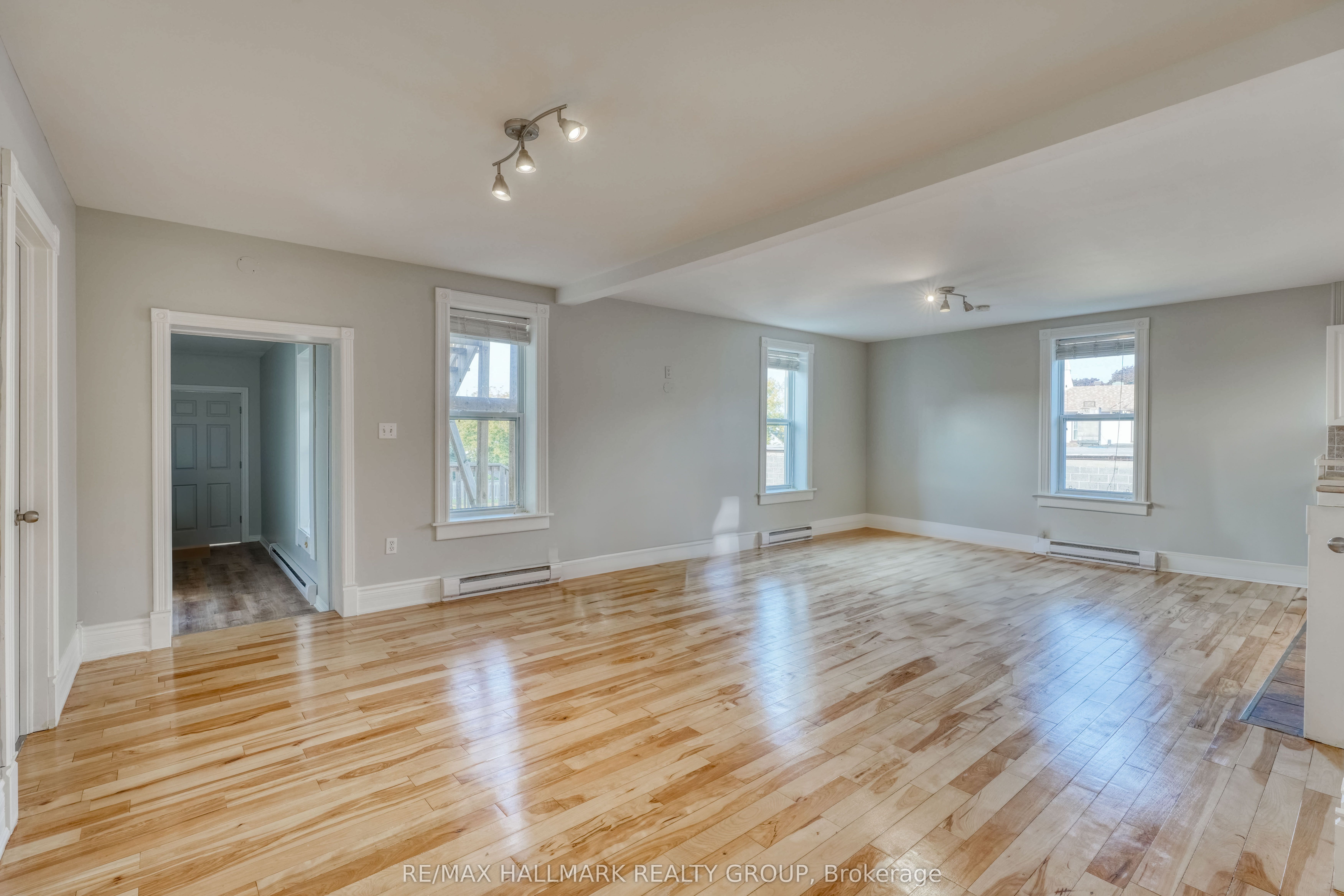 2084 Dundas Street Property Photo 15