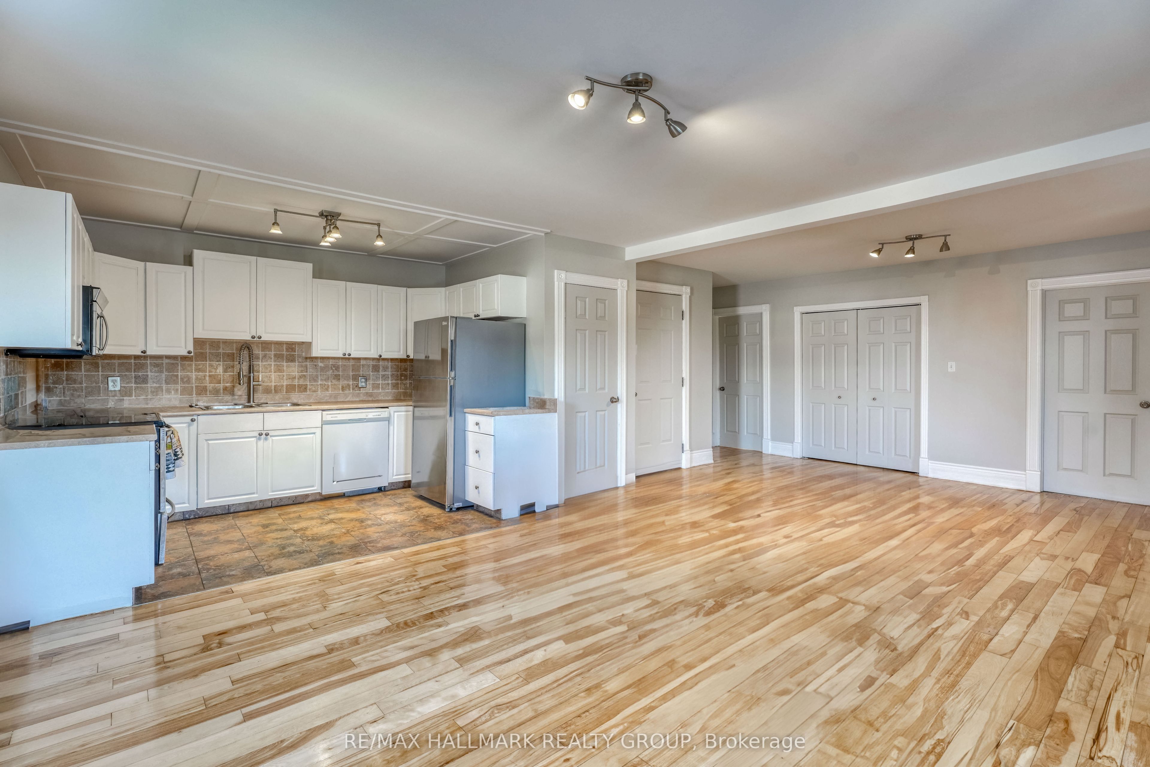 2084 Dundas Street Property Photo 16