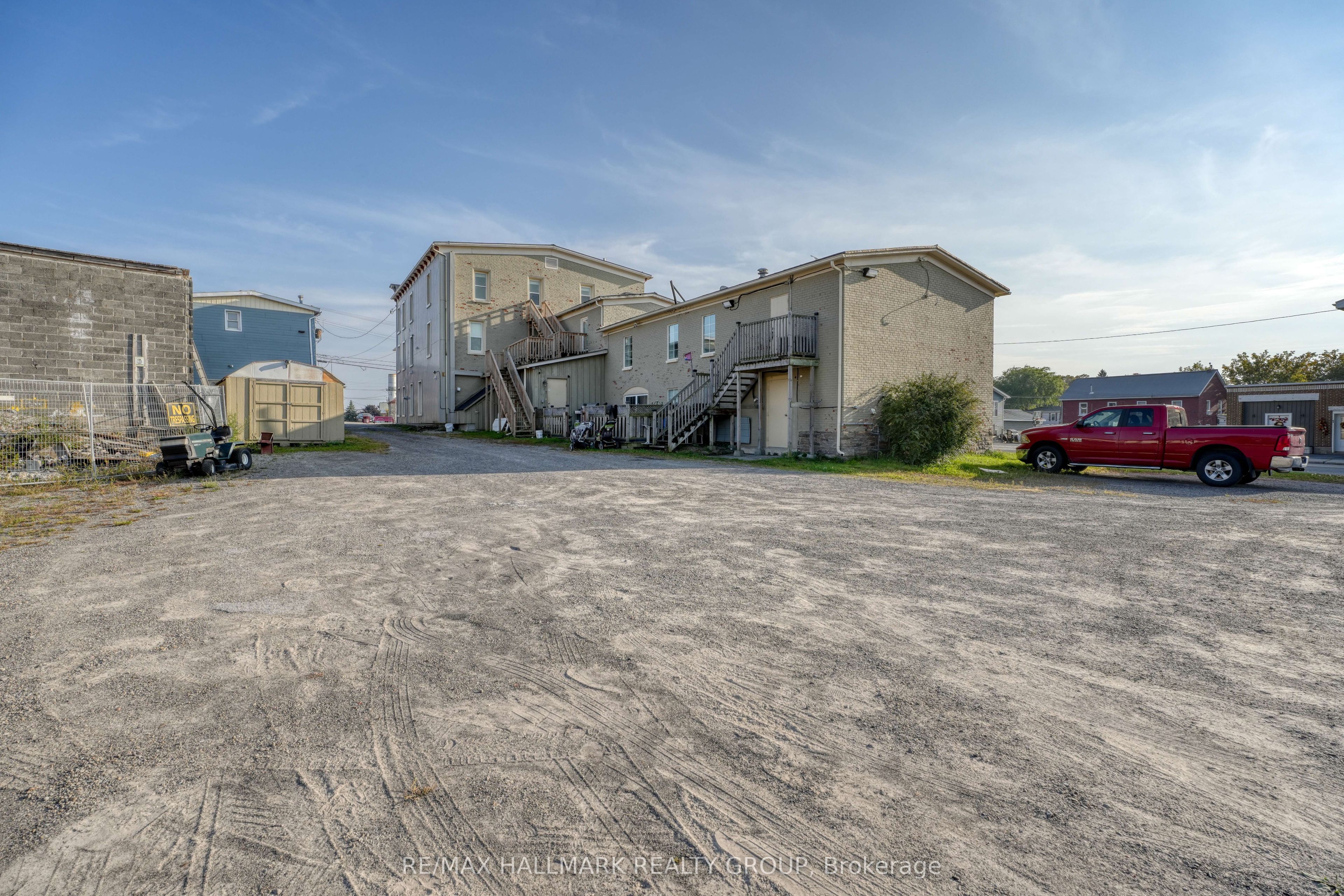 2084 Dundas Street Property Photo 20