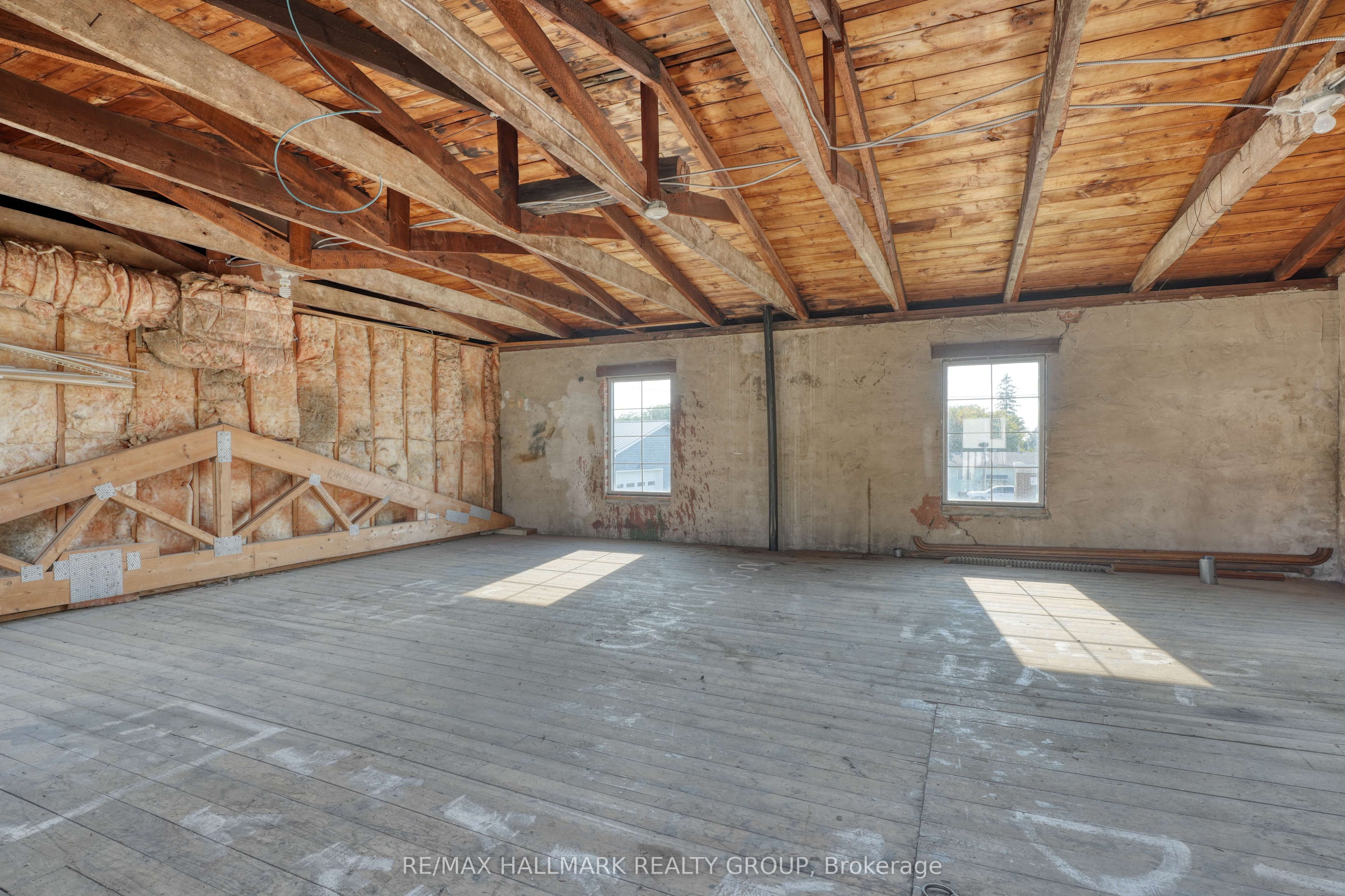 2084 Dundas Street Property Photo 21