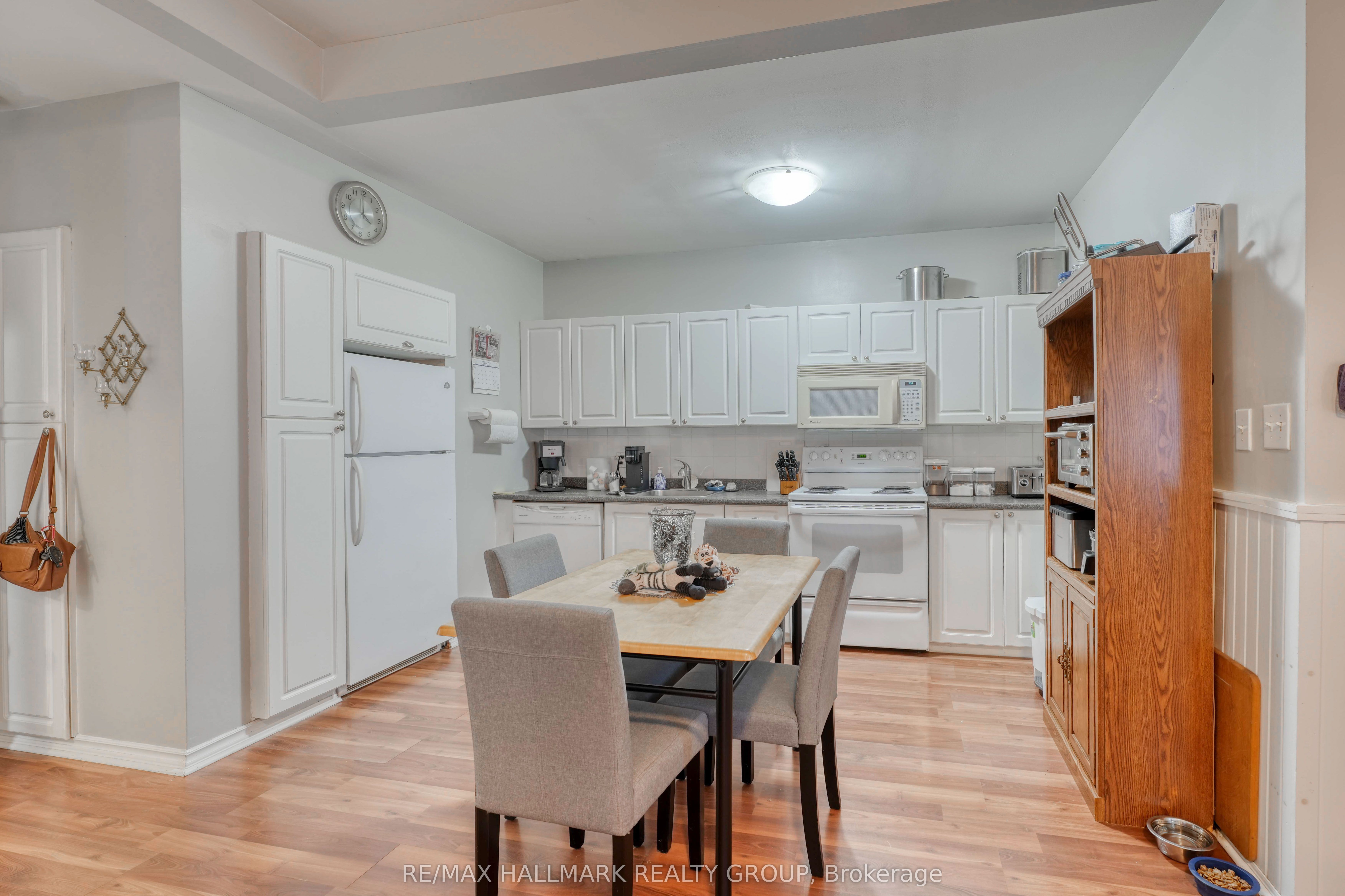 2084 Dundas Street Property Photo 24