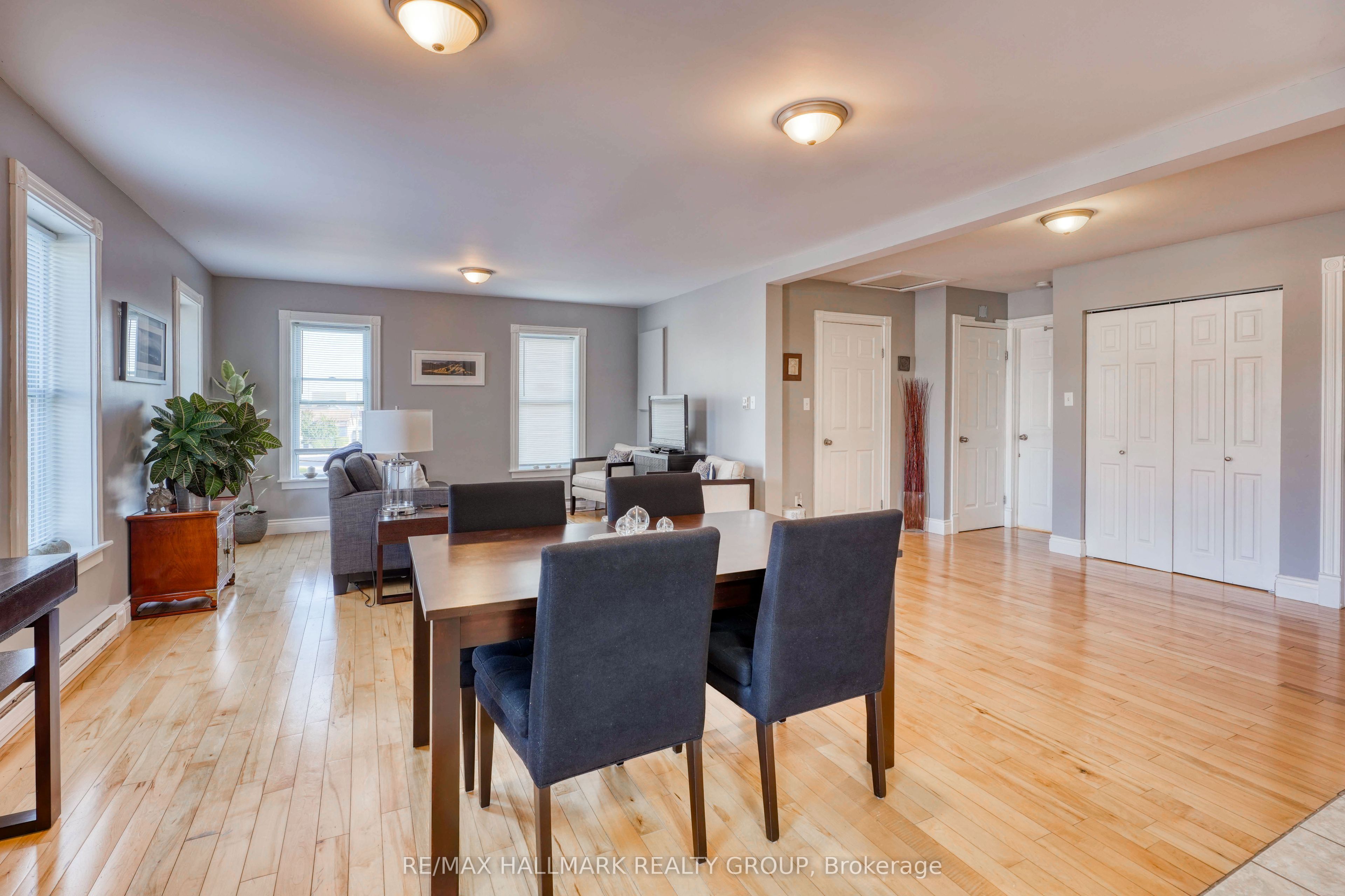 2084 Dundas Street Property Photo 29