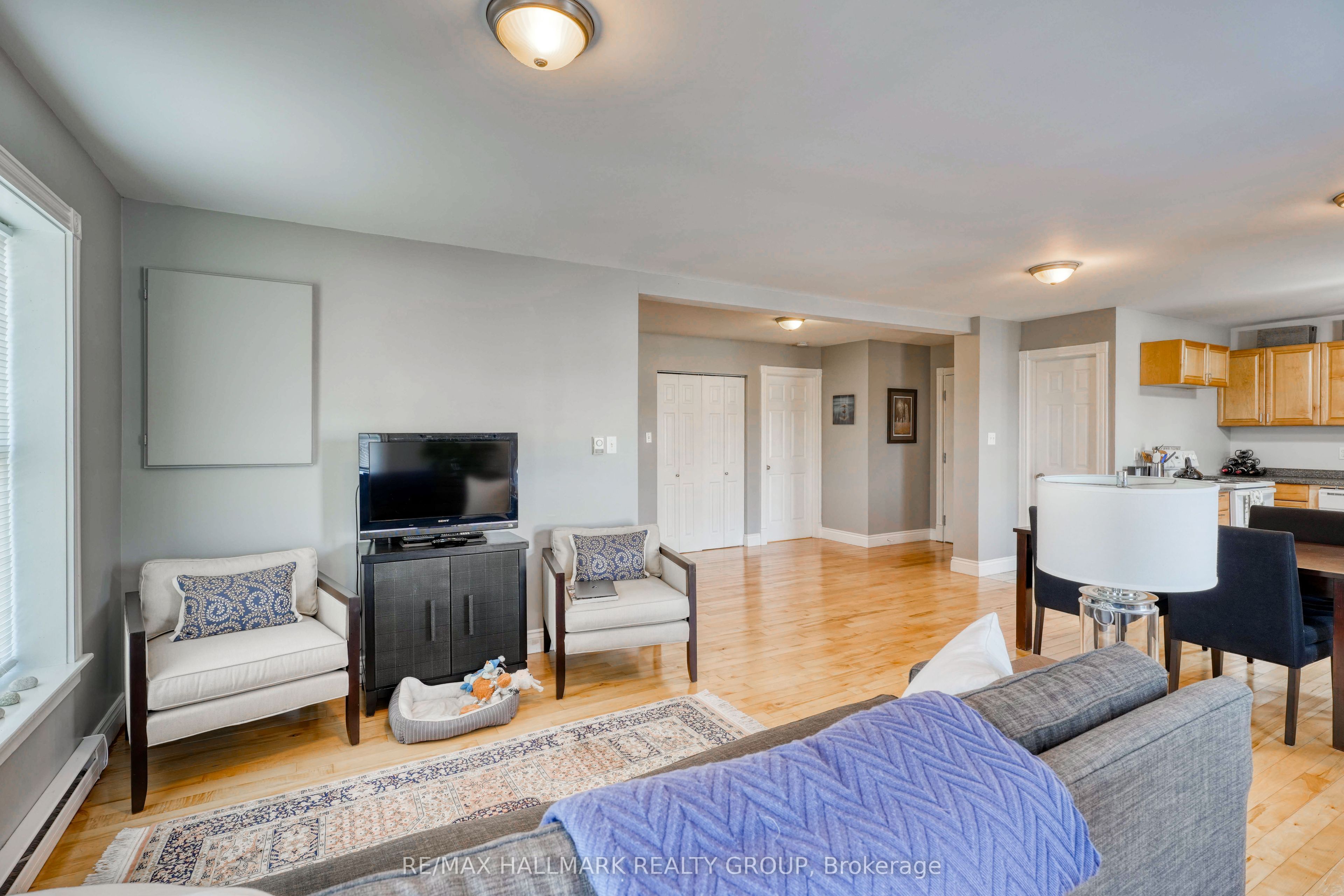 2084 Dundas Street Property Photo 31