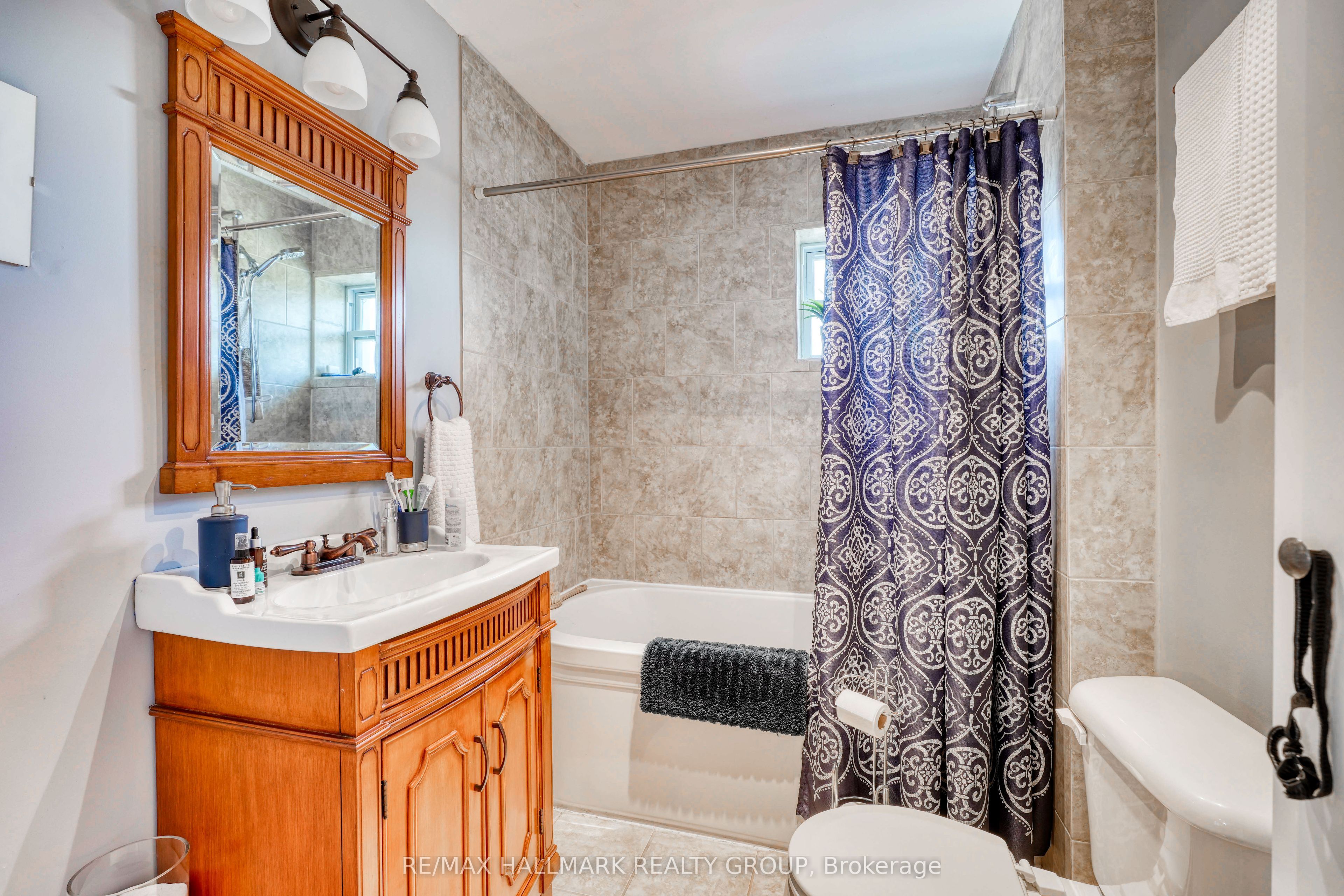 2084 Dundas Street Property Photo 32