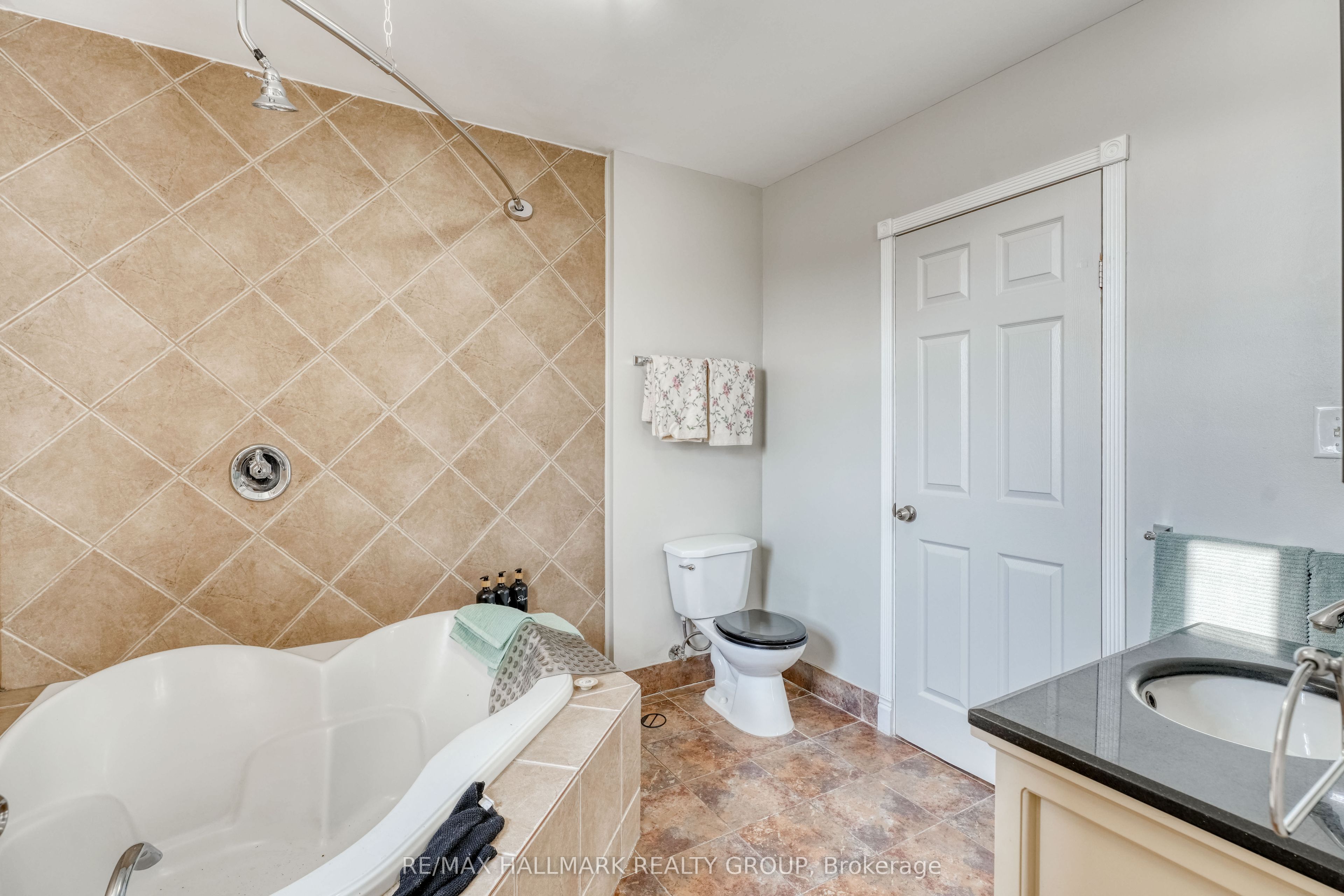 2084 Dundas Street Property Photo 36
