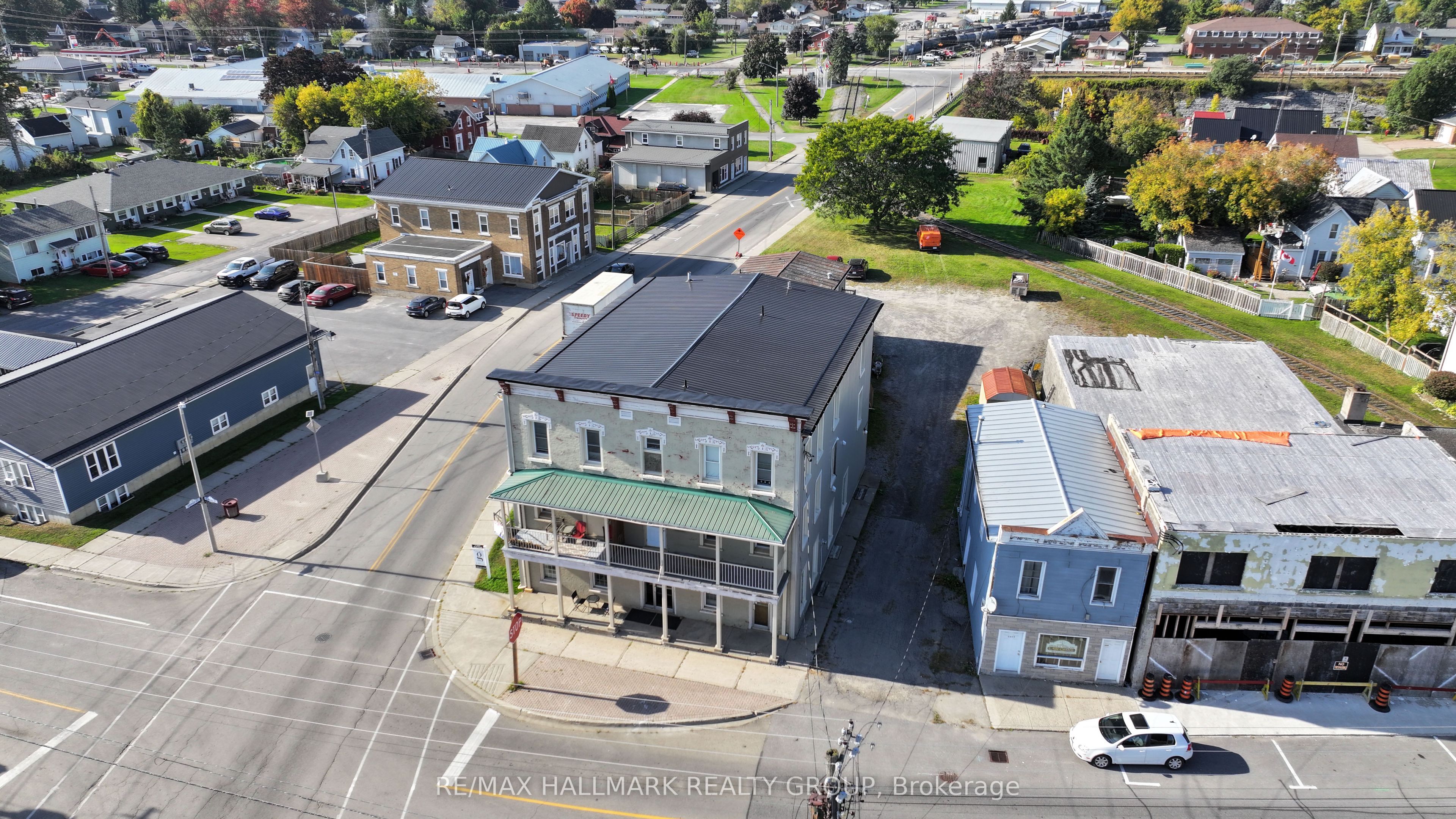 2084 Dundas Street Property Photo 38