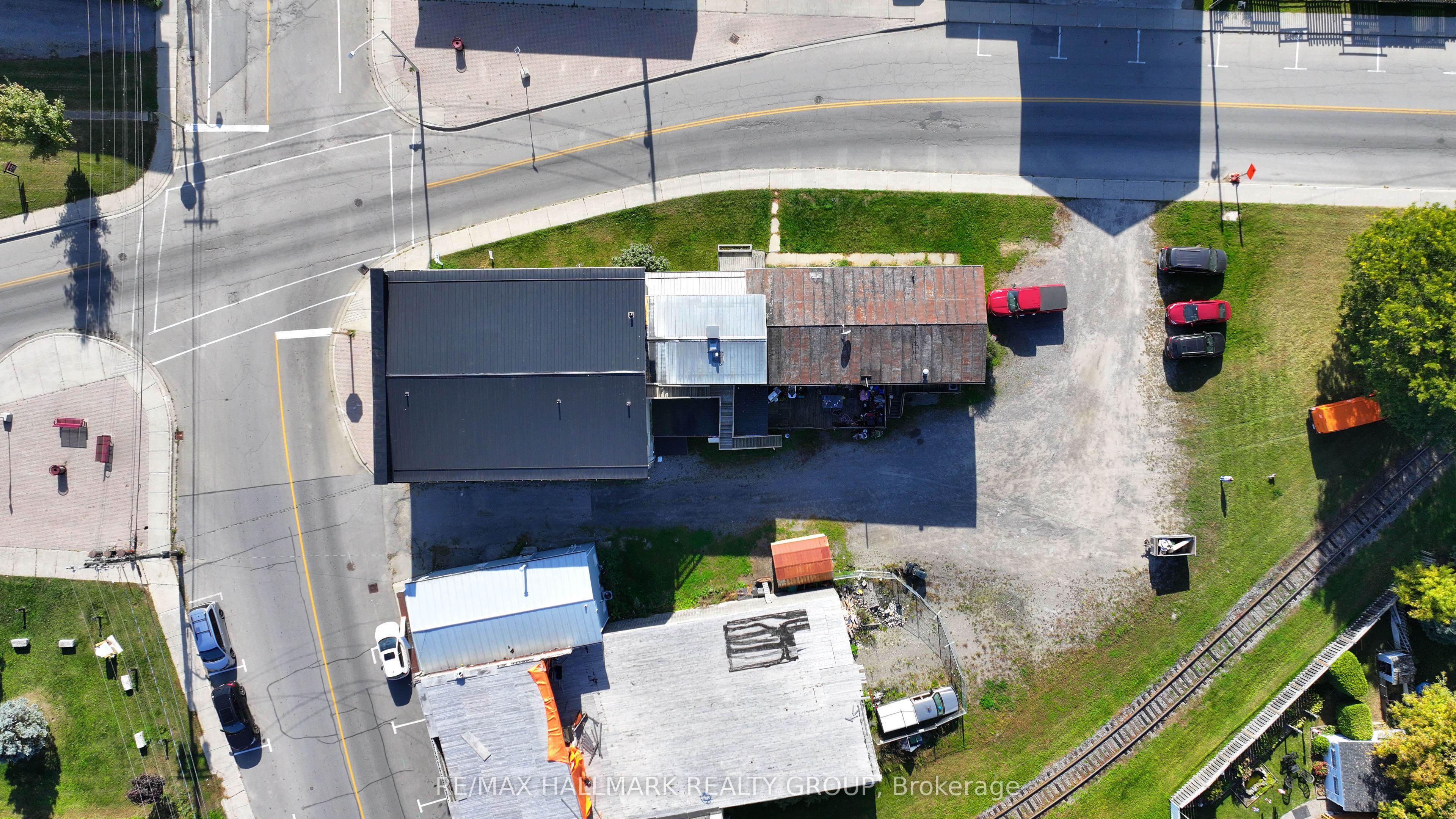 2084 Dundas Street Property Photo 40