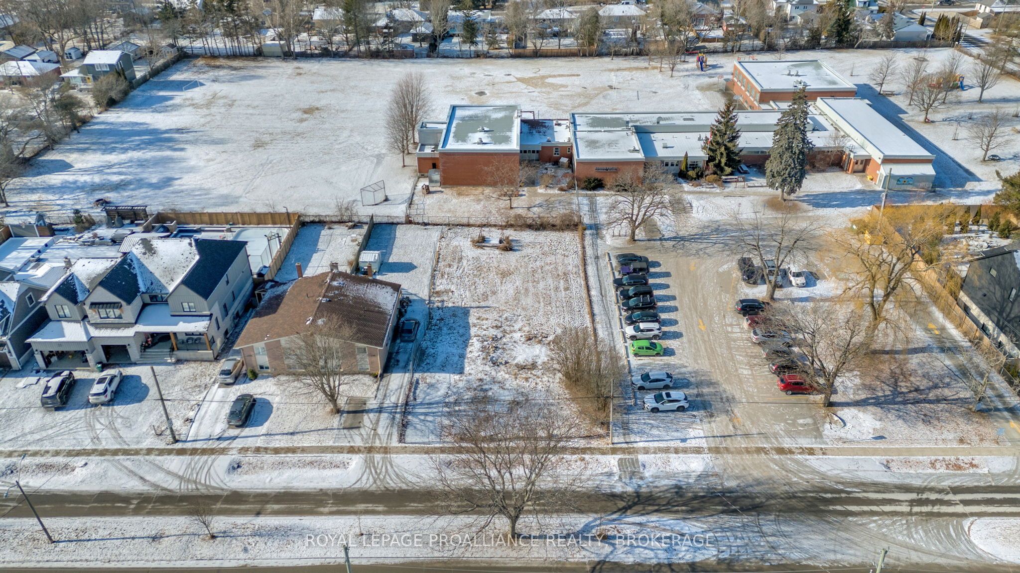 21 Crerar Boulevard Property Photo 4