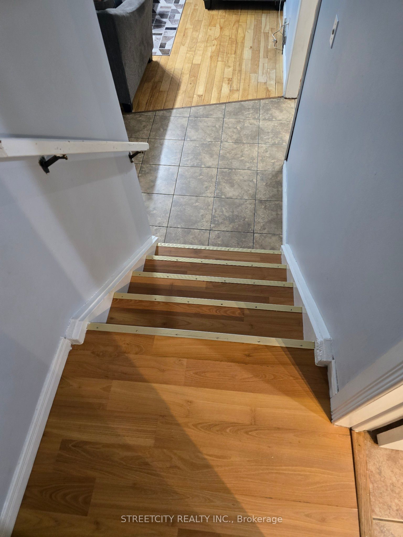 993 Osgoode Drive Property Photo 14