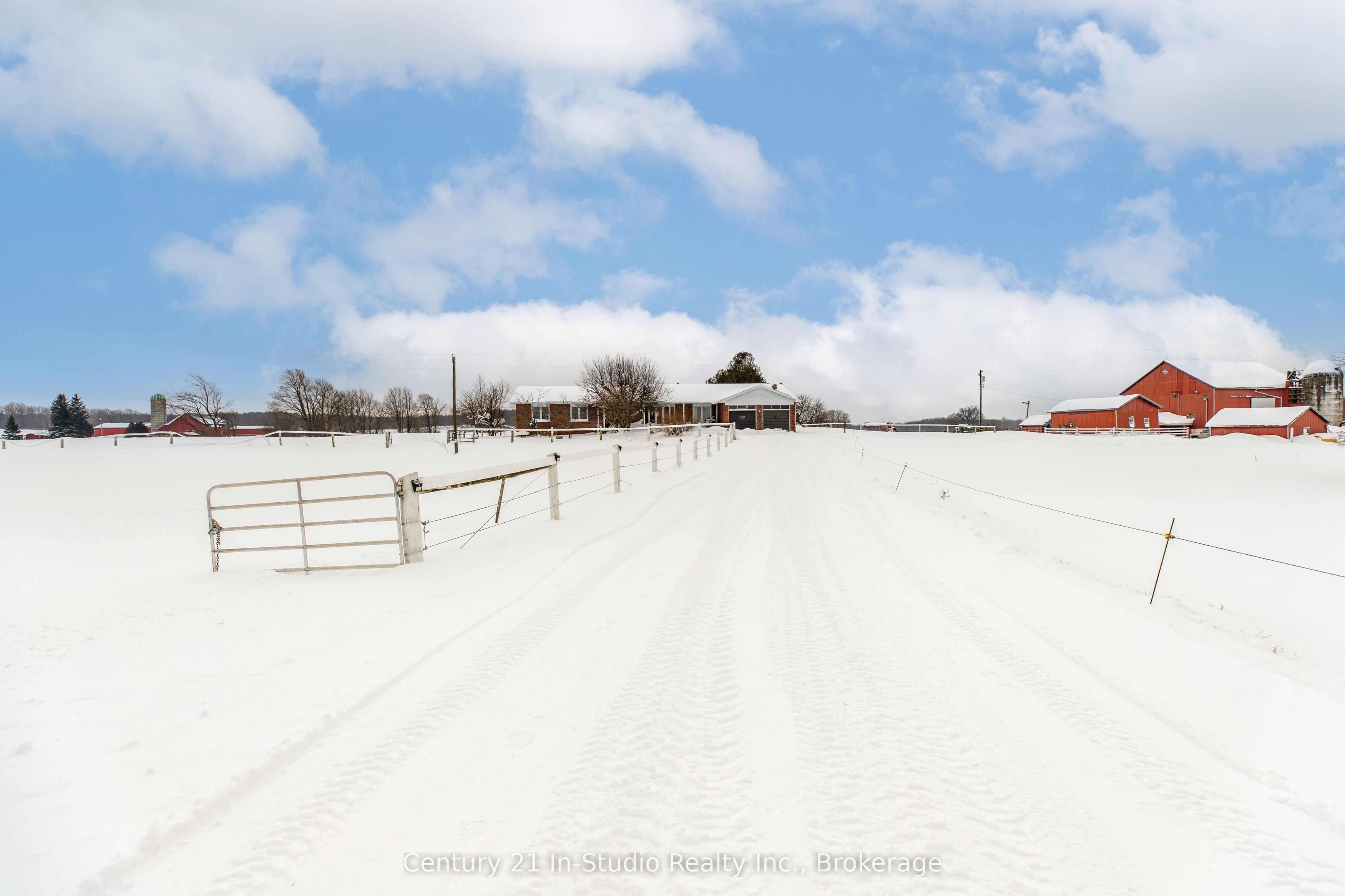 425158 Irish Lake Road Property Photo 1