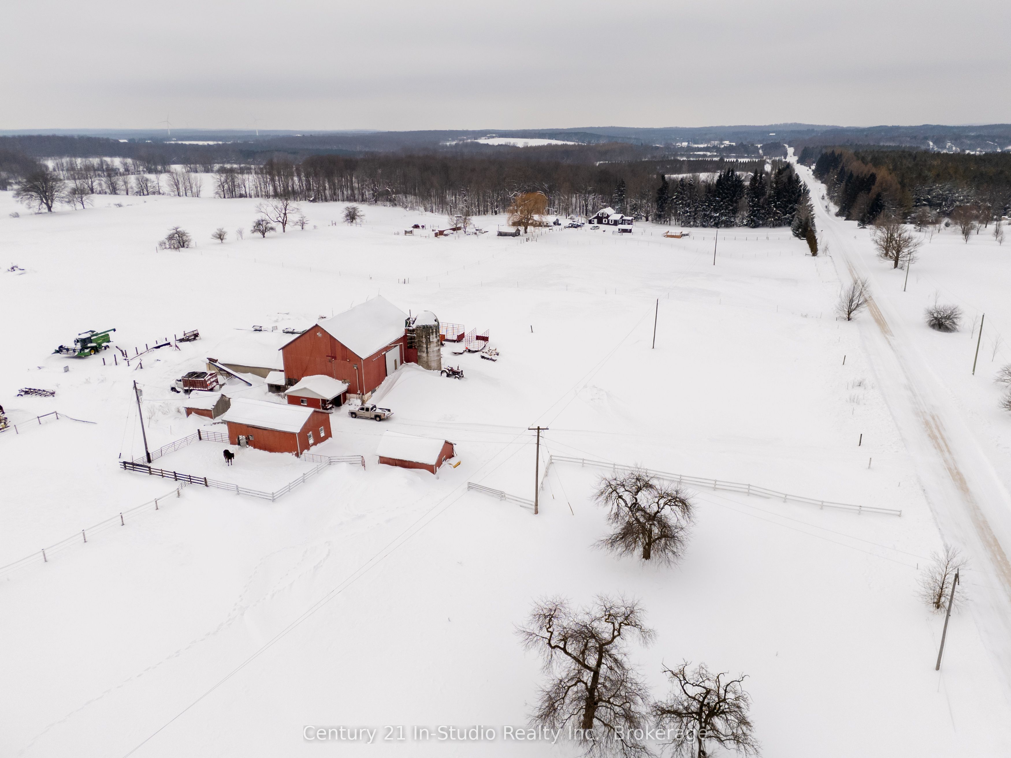 425158 Irish Lake Road Property Photo 4