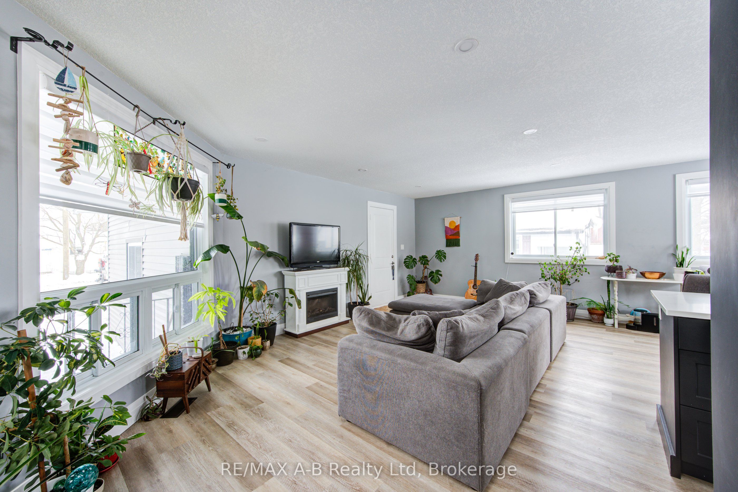 35 Wellington Street Property Photo 4