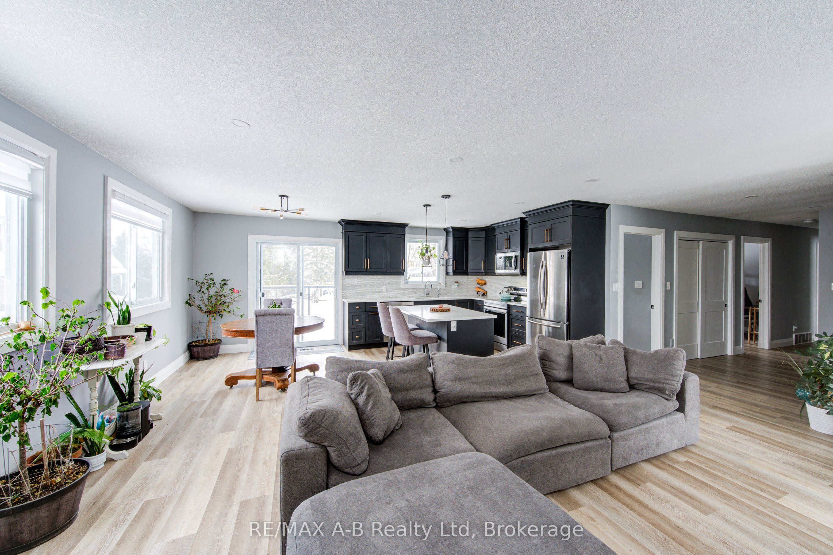 35 Wellington Street Property Photo 6