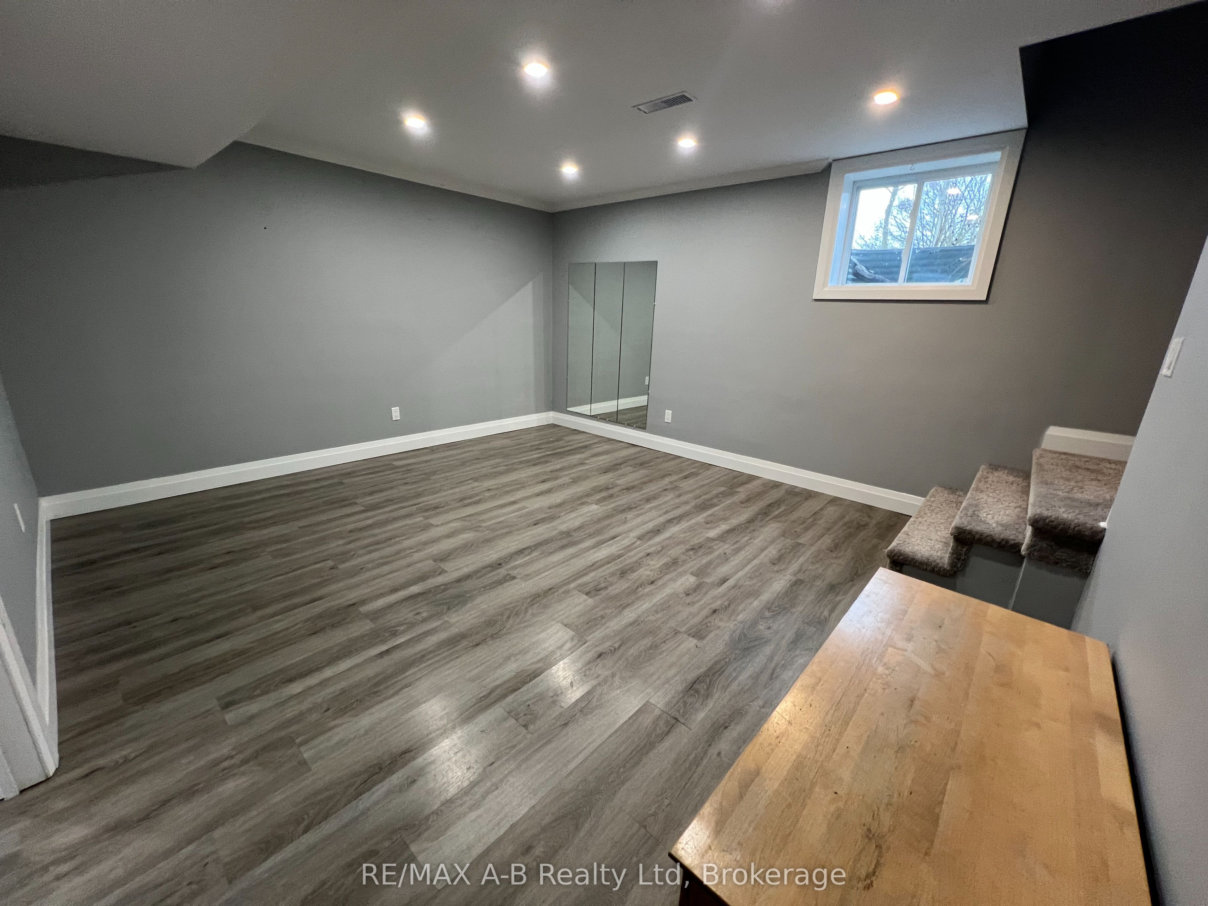 35 Wellington Street Property Photo 16