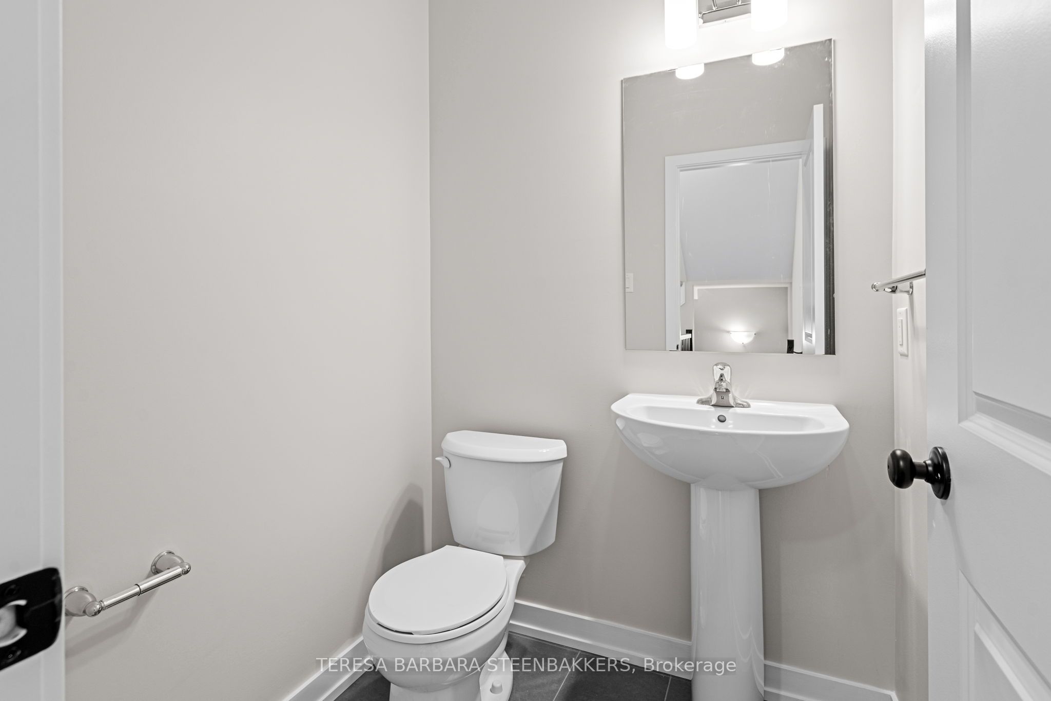 747 Kenny Gordon Avenue W Property Photo 7